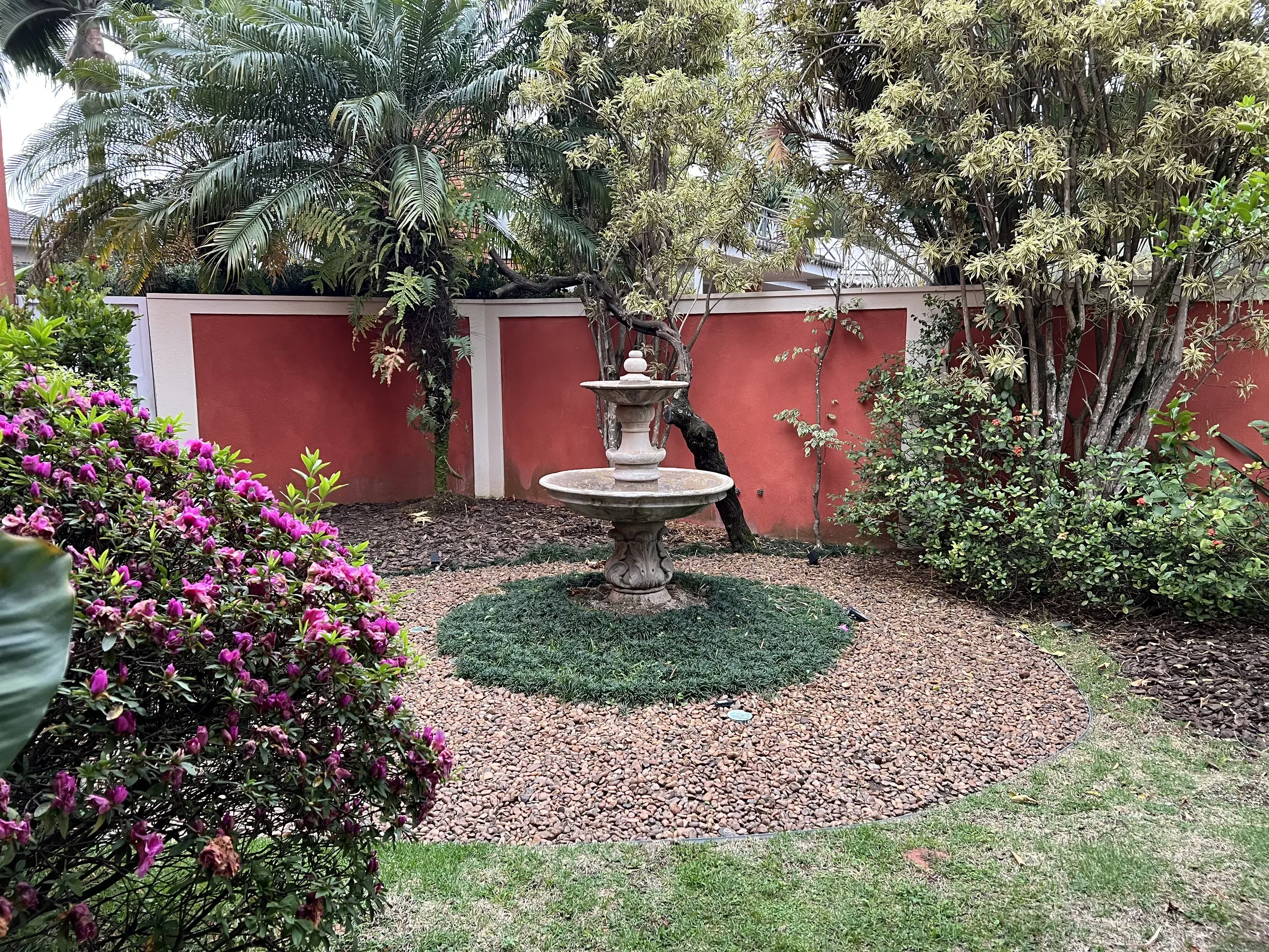 Casa toscana com 4 Suítes, 2 Master, Piscina e Adega em Alphaville