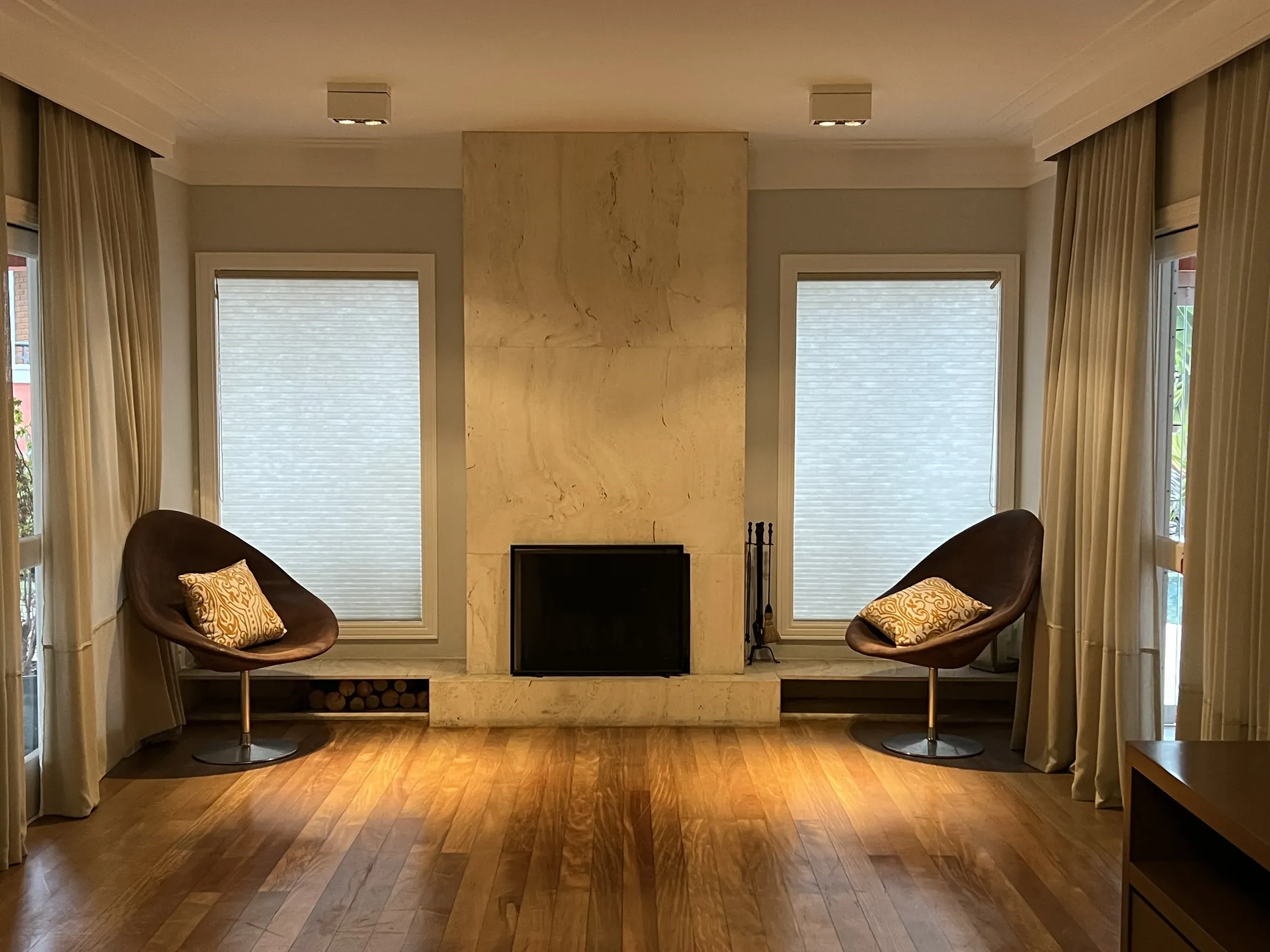 Casa toscana com 4 Suítes, 2 Master, Piscina e Adega em Alphaville