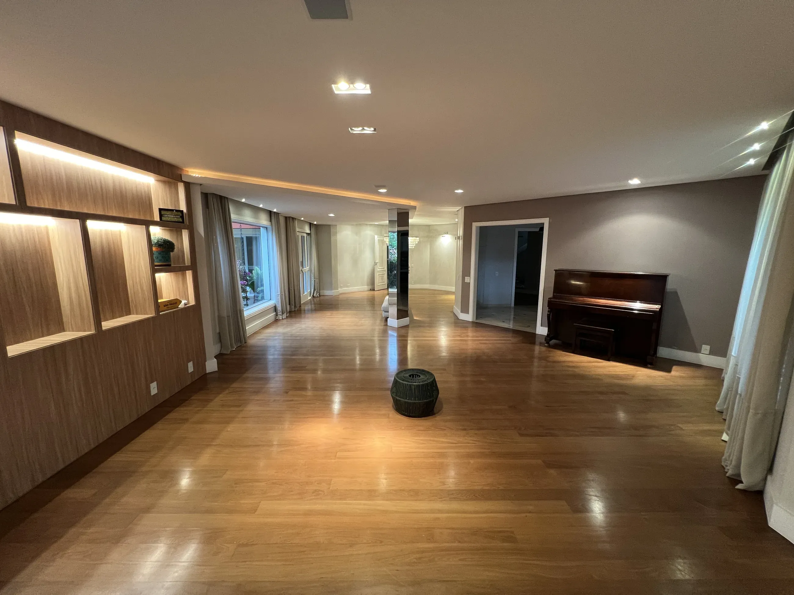 Casa toscana com 4 Suítes, 2 Master, Piscina e Adega em Alphaville