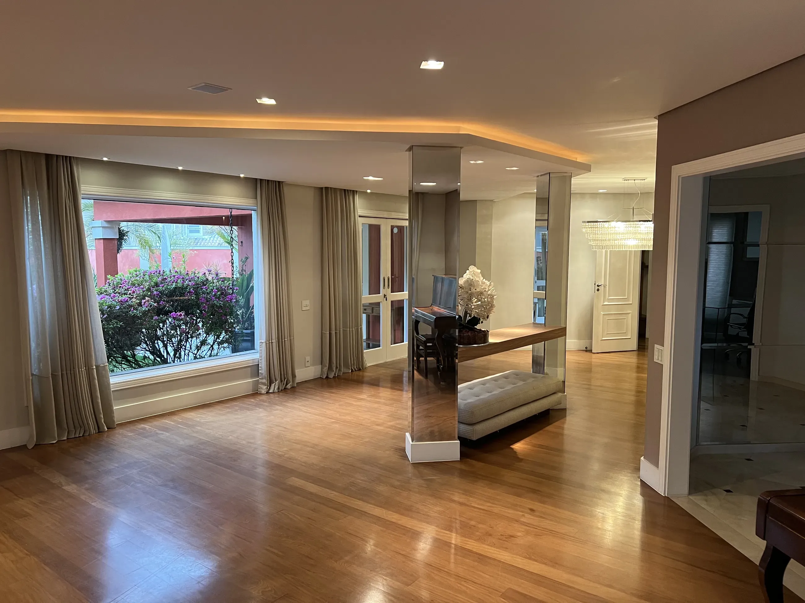 Casa toscana com 4 Suítes, 2 Master, Piscina e Adega em Alphaville