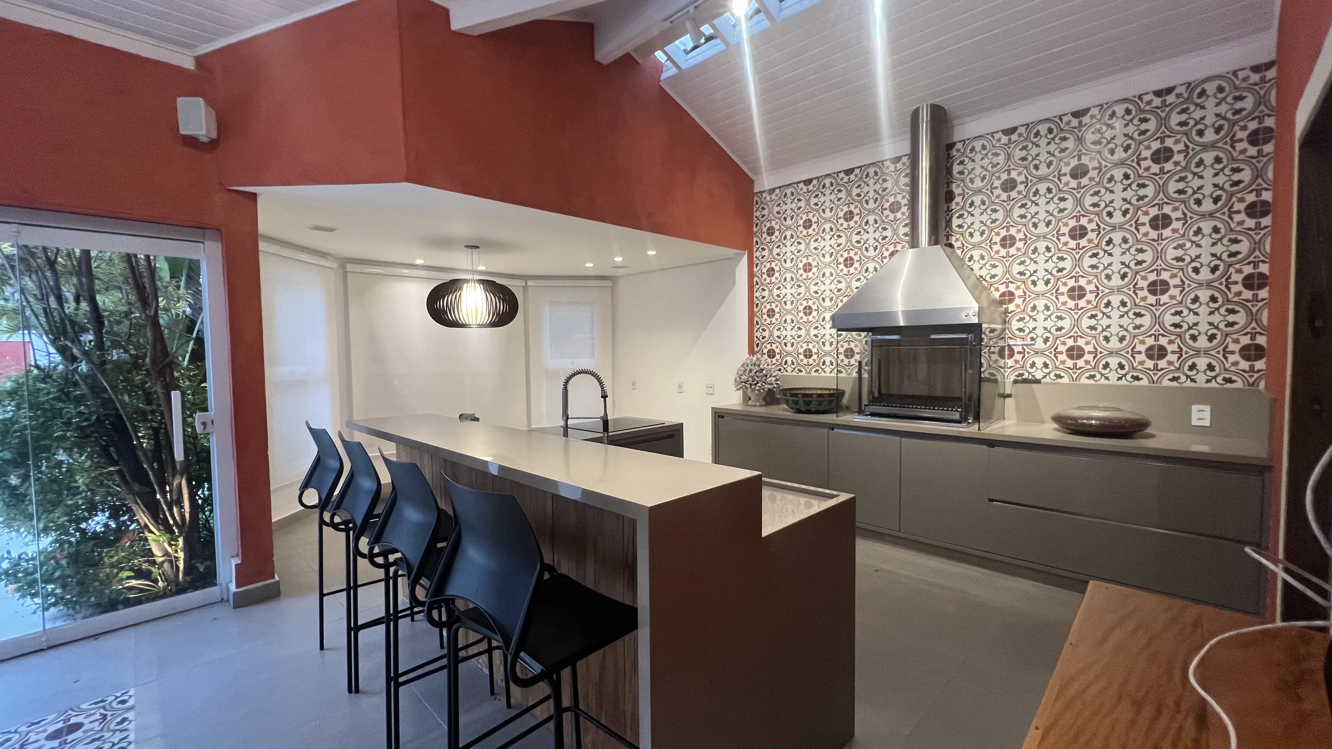 Casa toscana com 4 Suítes, 2 Master, Piscina e Adega em Alphaville