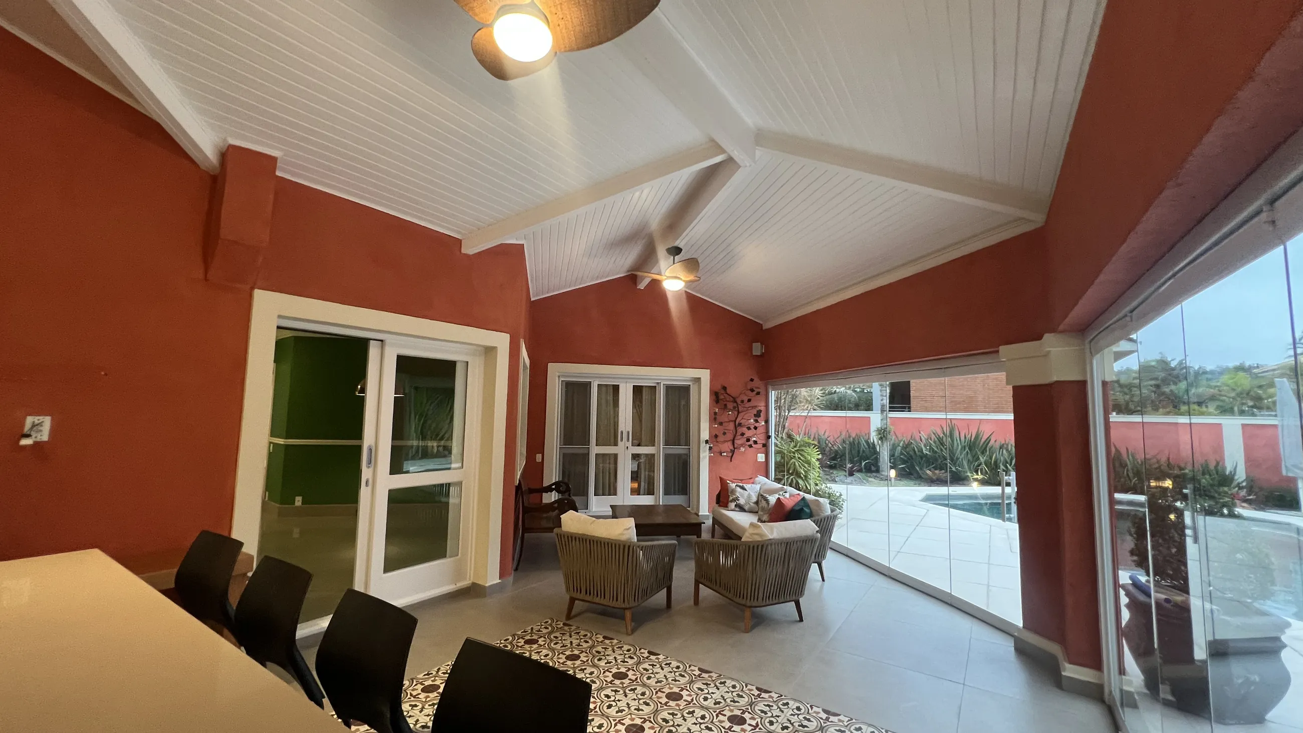 Casa toscana com 4 Suítes, 2 Master, Piscina e Adega em Alphaville