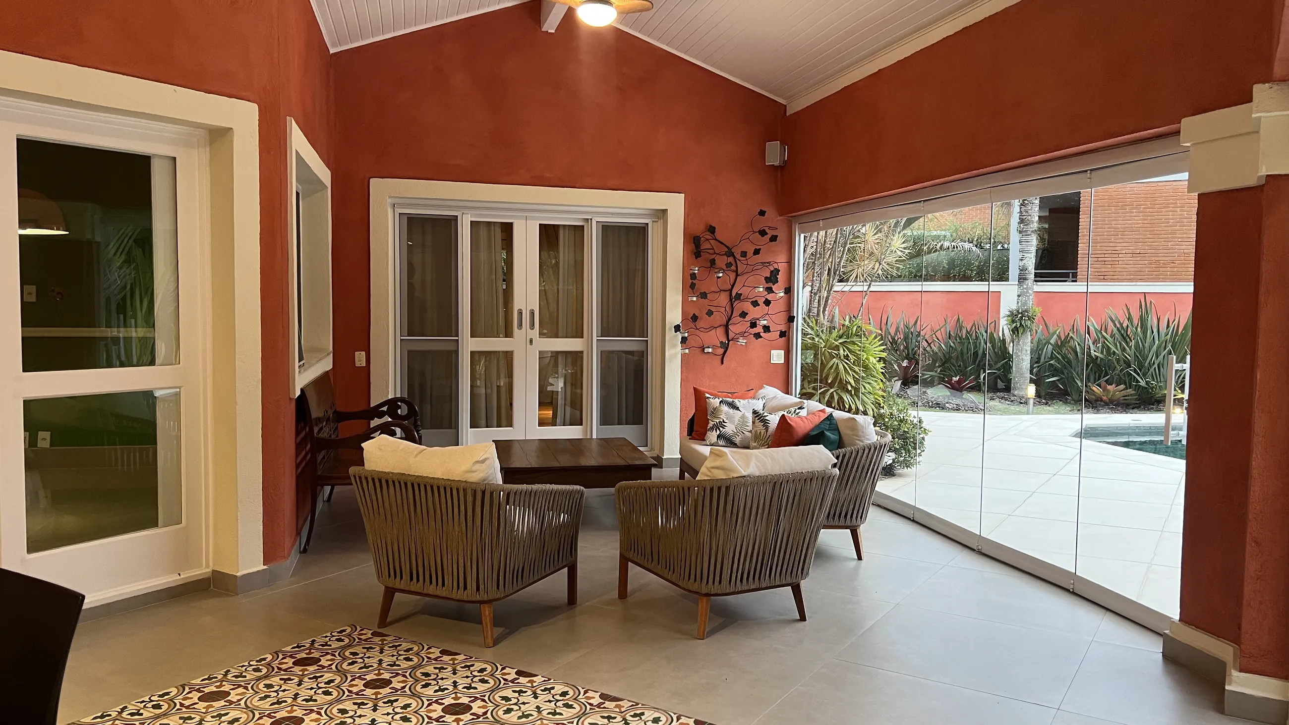 Casa toscana com 4 Suítes, 2 Master, Piscina e Adega em Alphaville