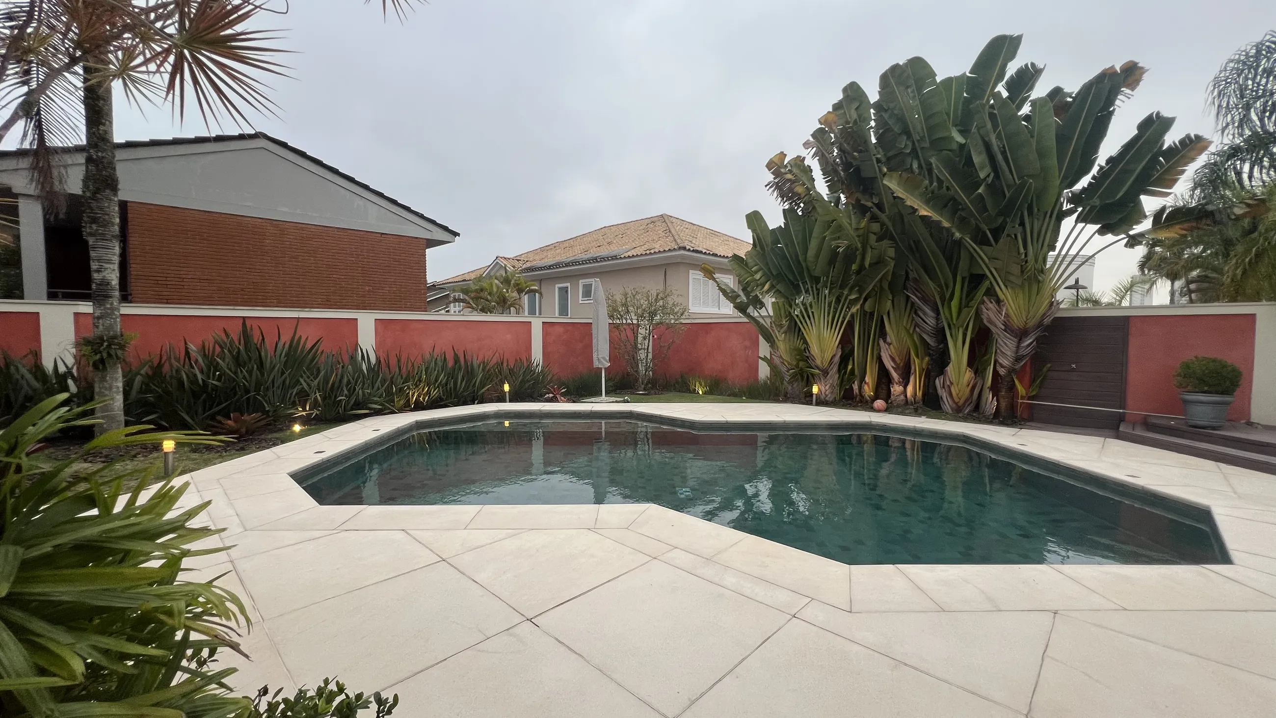 Casa toscana com 4 Suítes, 2 Master, Piscina e Adega em Alphaville