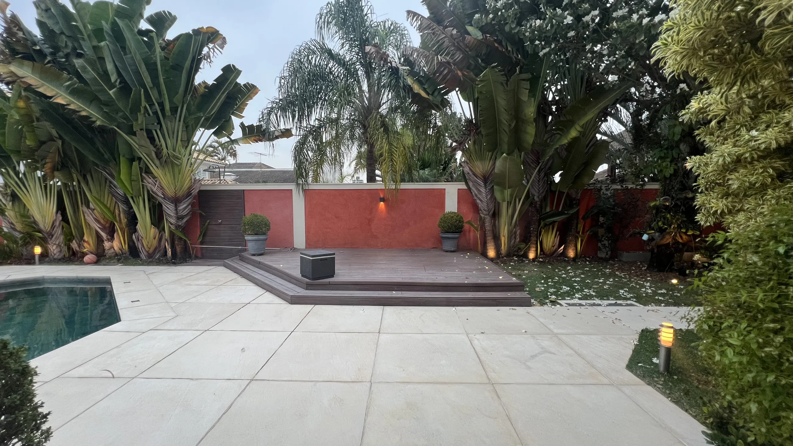 Casa toscana com 4 Suítes, 2 Master, Piscina e Adega em Alphaville