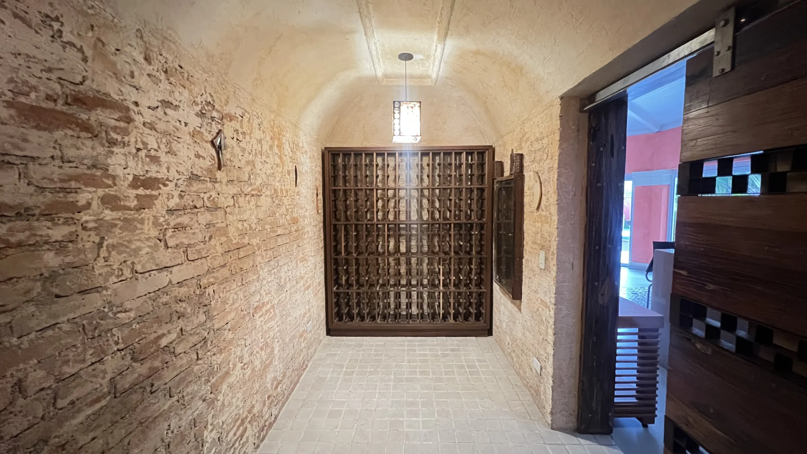 Casa toscana com 4 Suítes, 2 Master, Piscina e Adega em Alphaville