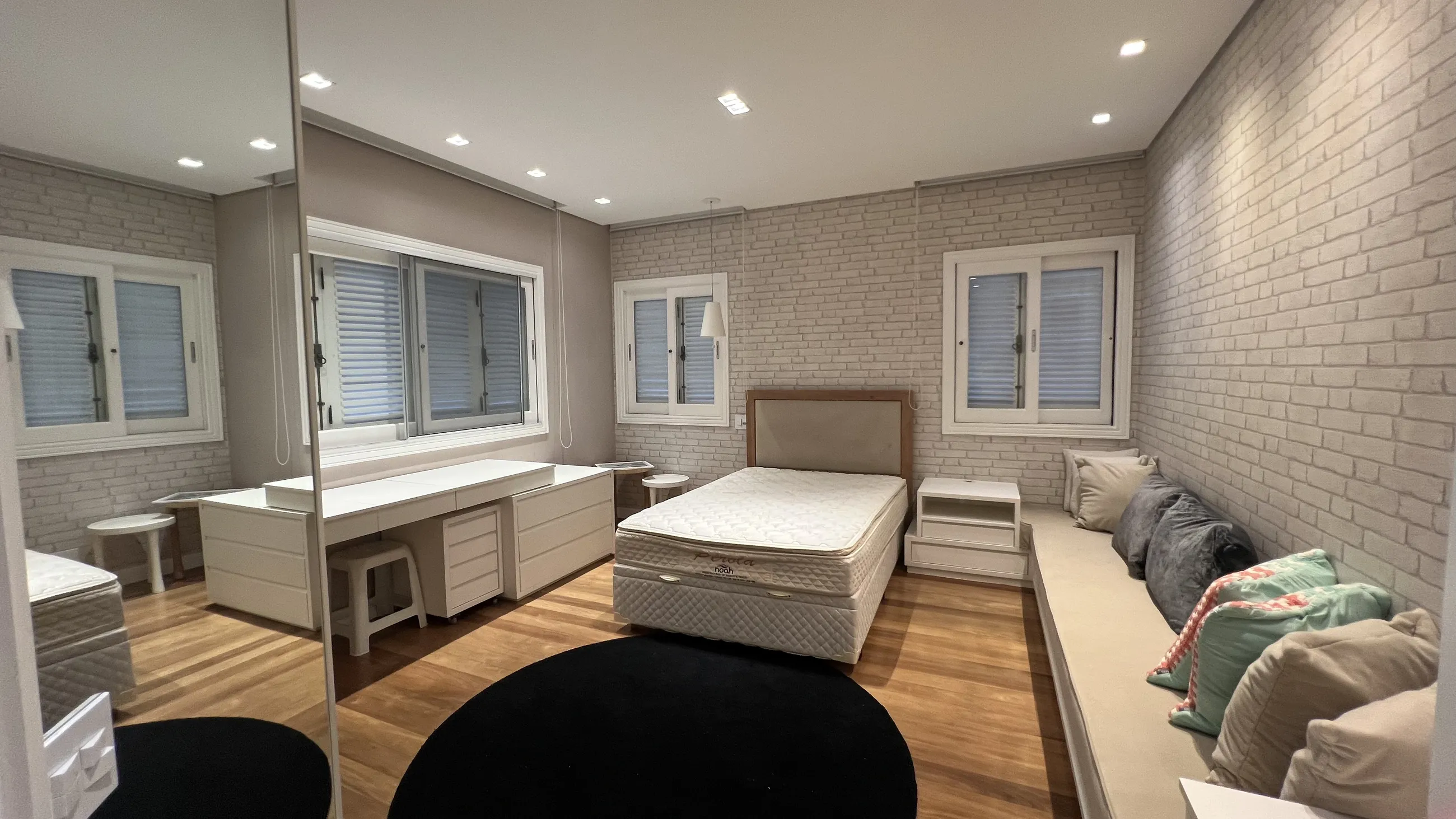 Casa toscana com 4 Suítes, 2 Master, Piscina e Adega em Alphaville