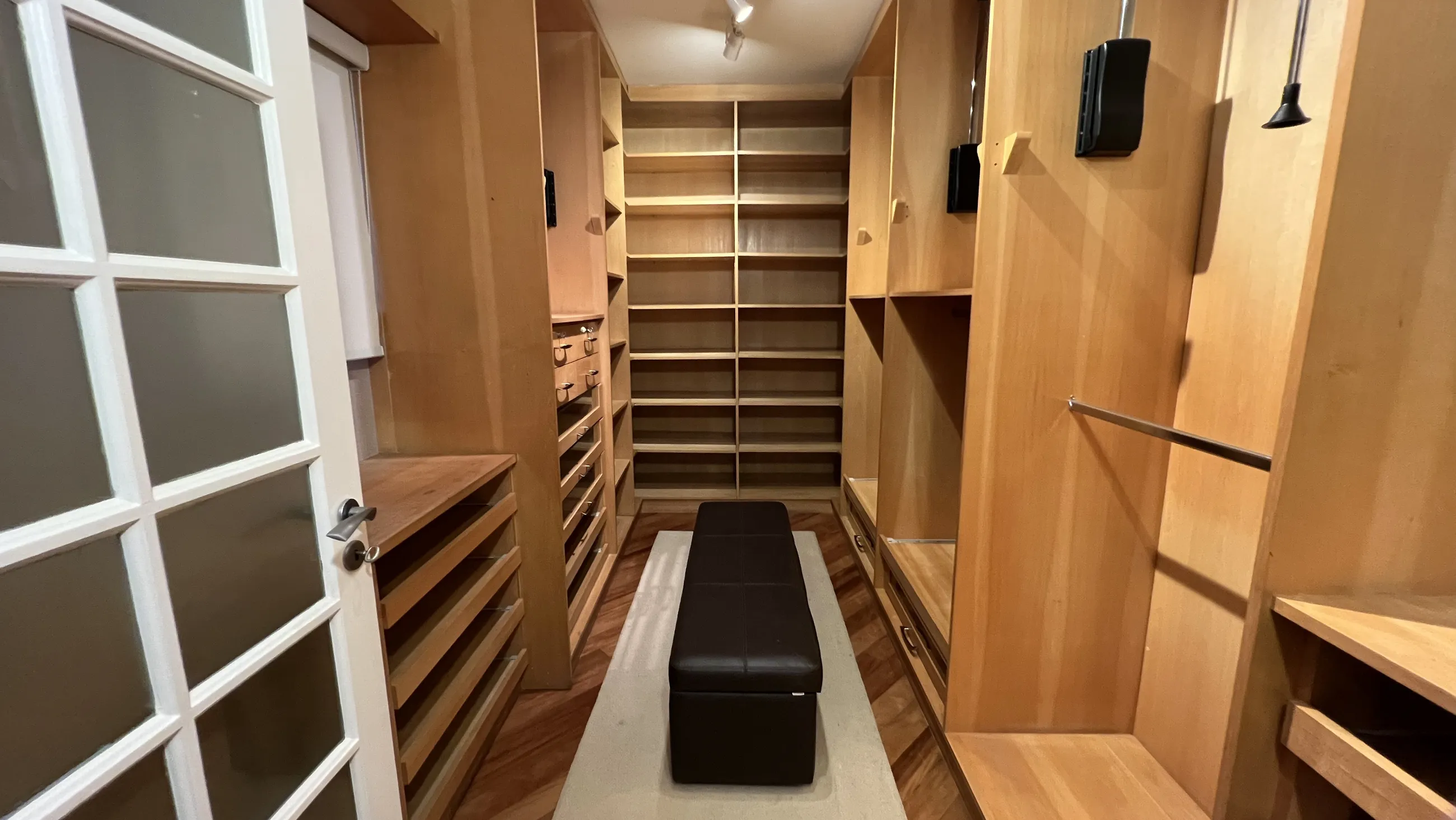 Casa toscana com 4 Suítes, 2 Master, Piscina e Adega em Alphaville