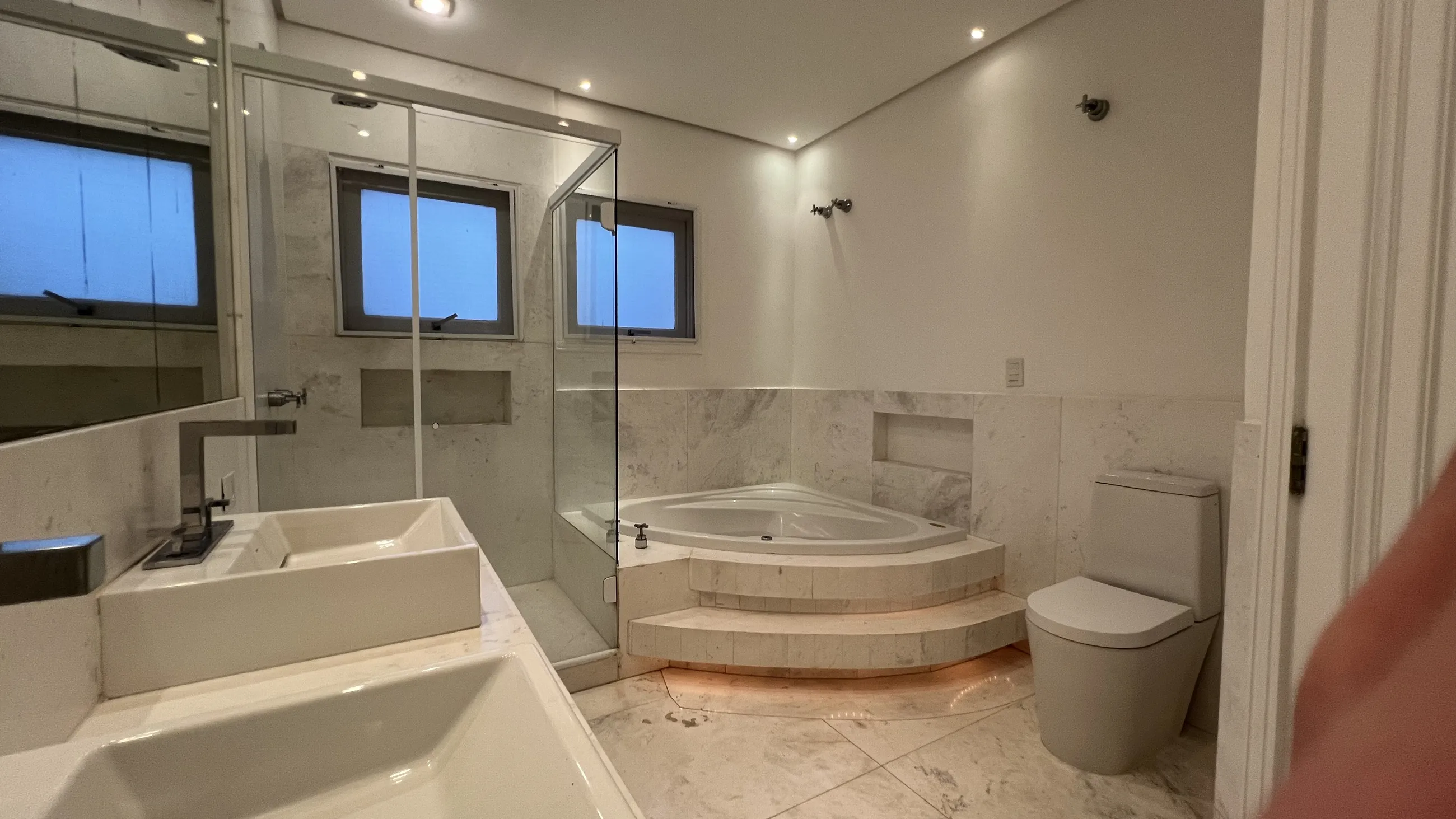 Casa toscana com 4 Suítes, 2 Master, Piscina e Adega em Alphaville