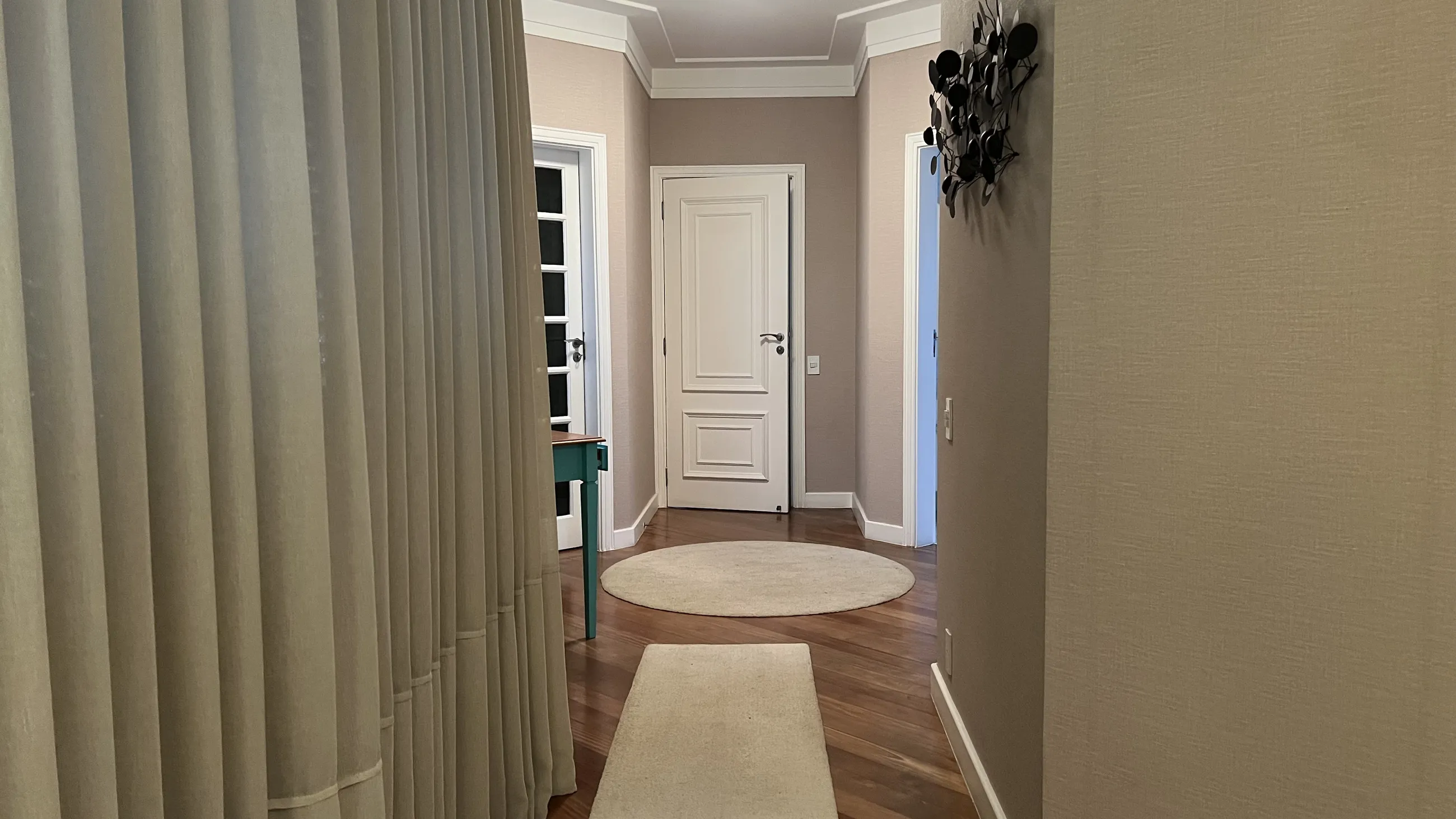 Casa toscana com 4 Suítes, 2 Master, Piscina e Adega em Alphaville