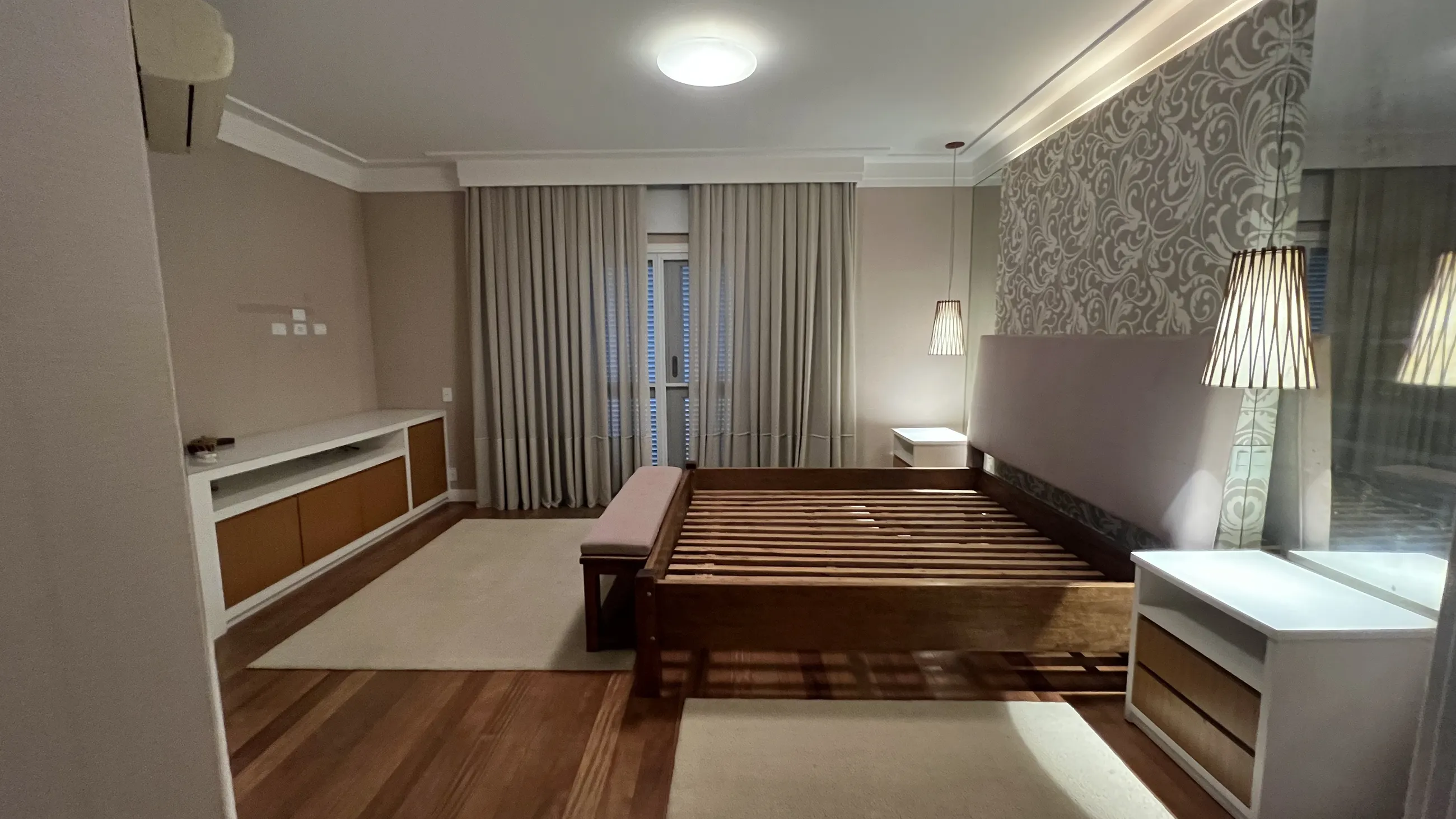 Casa toscana com 4 Suítes, 2 Master, Piscina e Adega em Alphaville