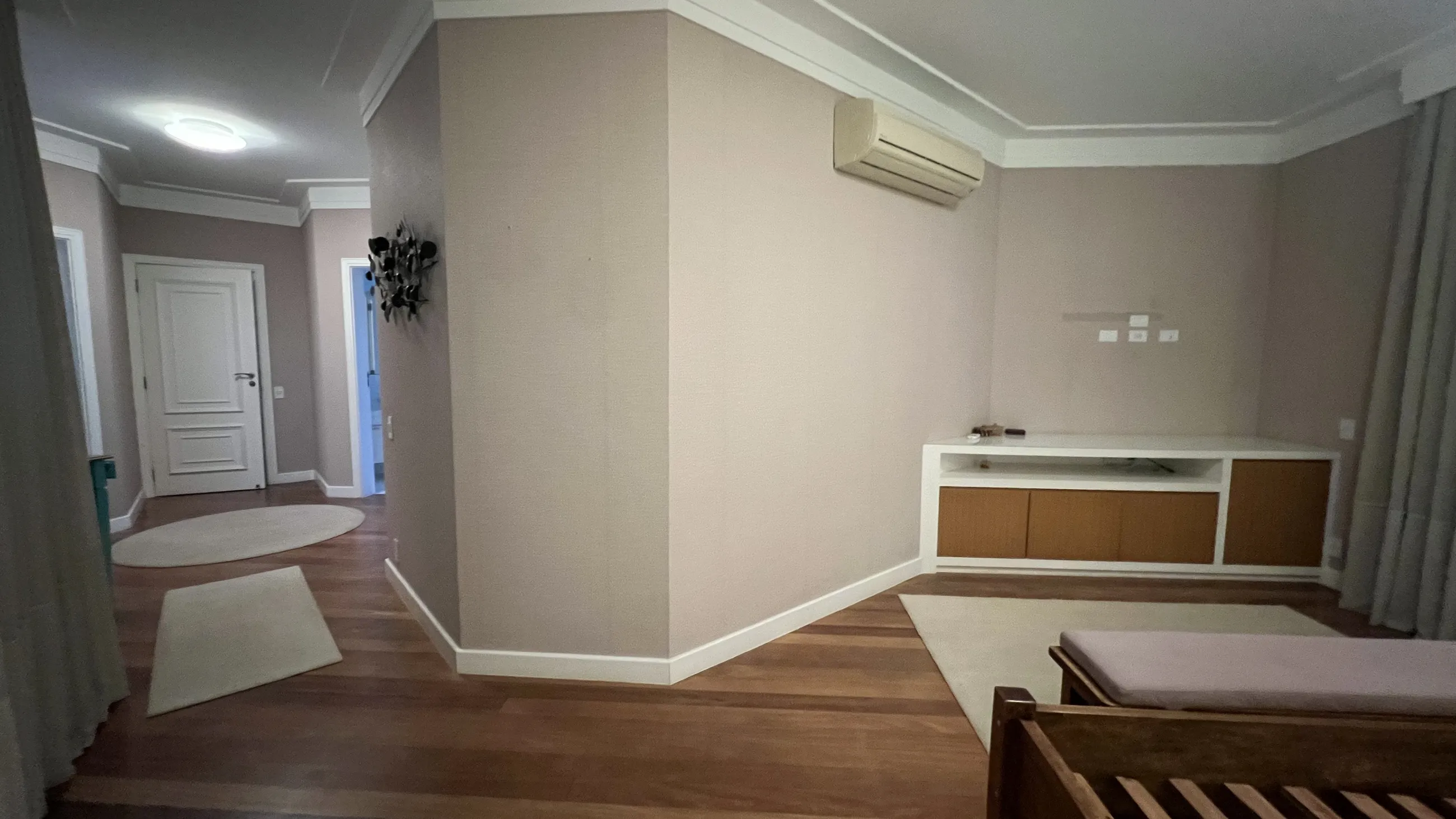 Casa toscana com 4 Suítes, 2 Master, Piscina e Adega em Alphaville