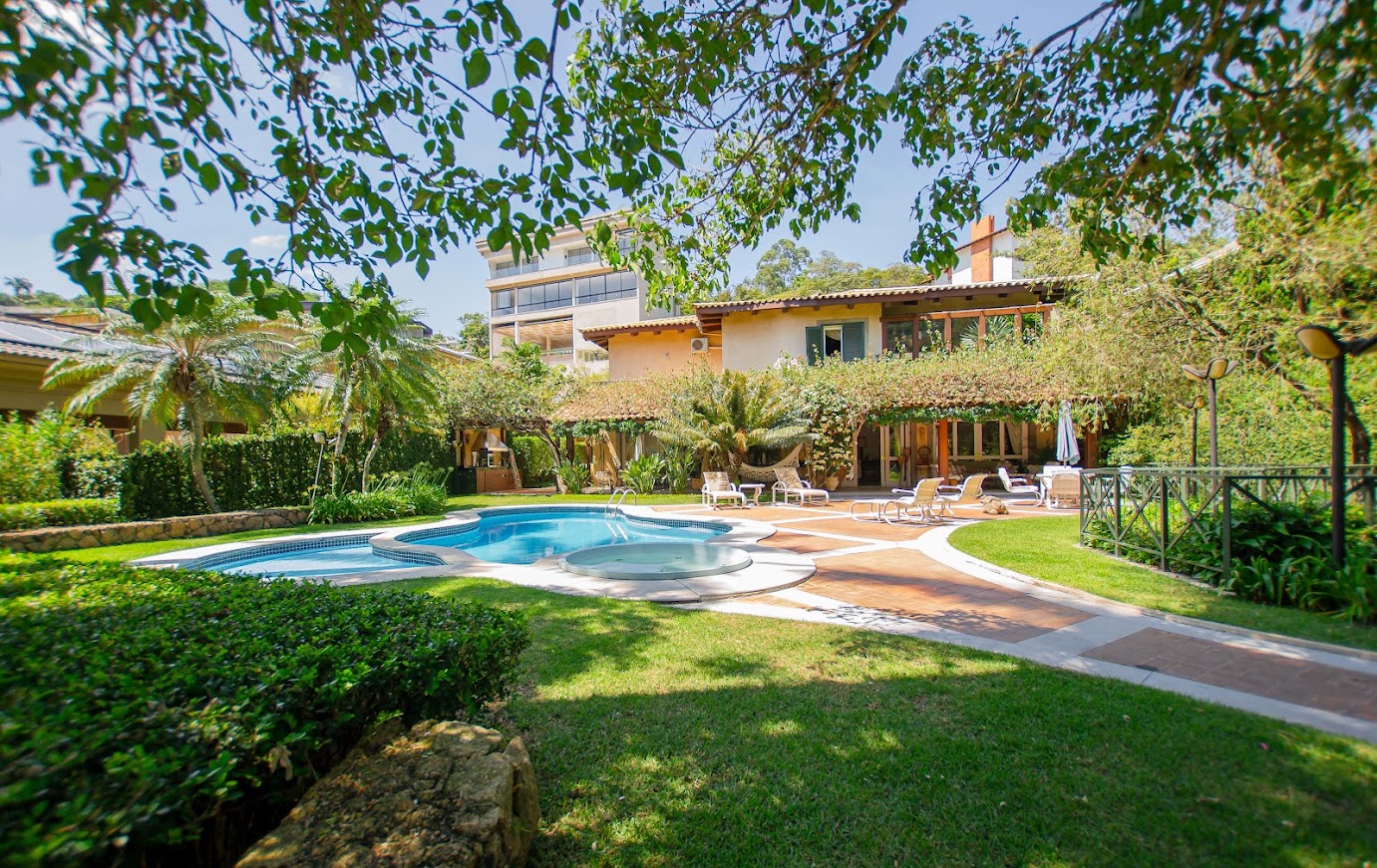 Casa com 4 Suítes, Piscina e Privacidade em Alphaville