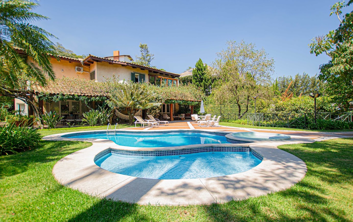 Casa com 4 Suítes, Piscina e Privacidade em Alphaville
