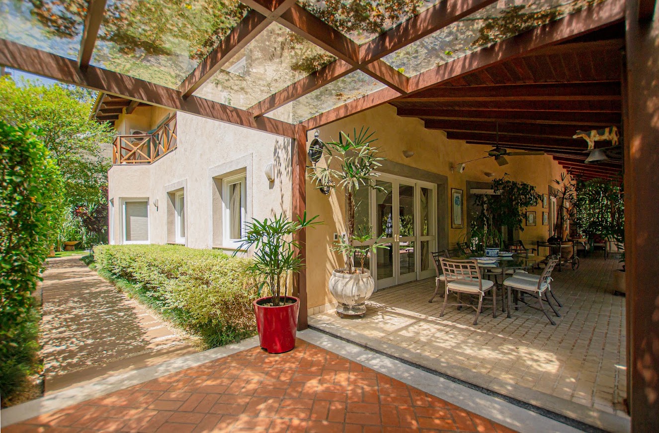 Casa com 4 Suítes, Piscina e Privacidade em Alphaville
