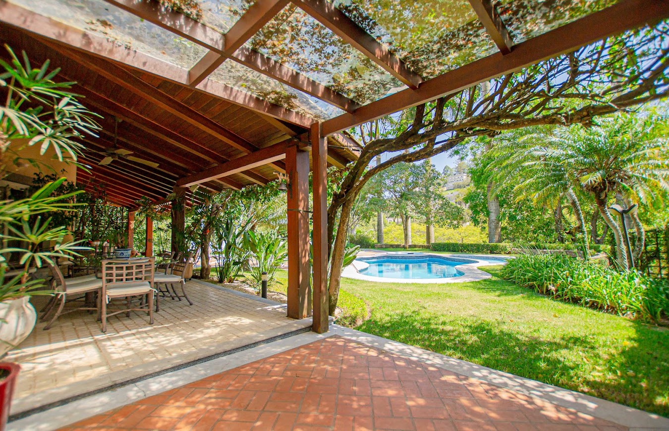 Casa com 4 Suítes, Piscina e Privacidade em Alphaville