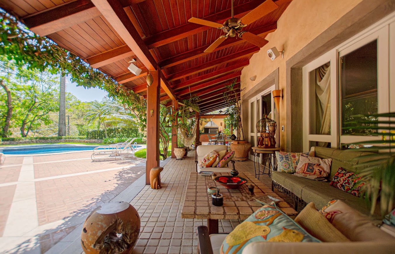 Casa com 4 Suítes, Piscina e Privacidade em Alphaville