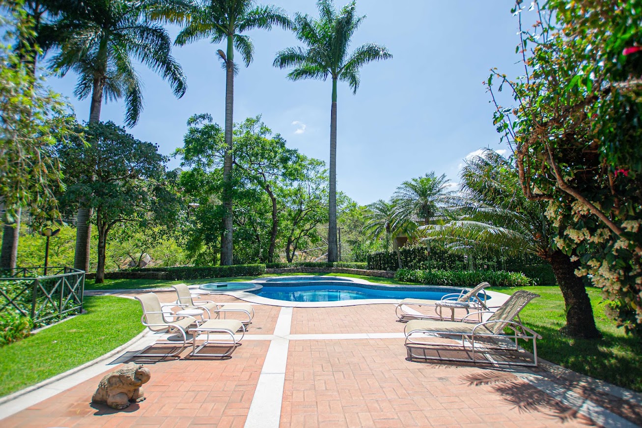 Casa com 4 Suítes, Piscina e Privacidade em Alphaville