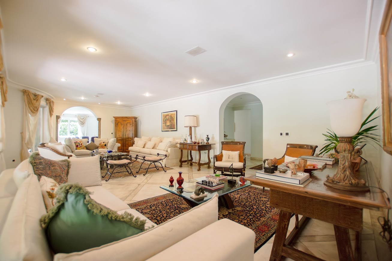 Casa com 4 Suítes, Piscina e Privacidade em Alphaville