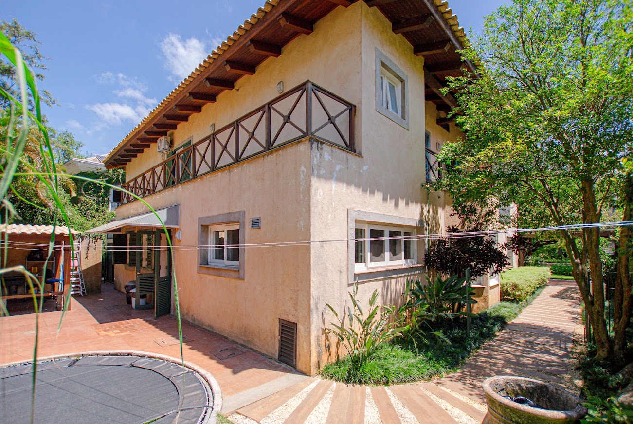 Casa com 4 Suítes, Piscina e Privacidade em Alphaville