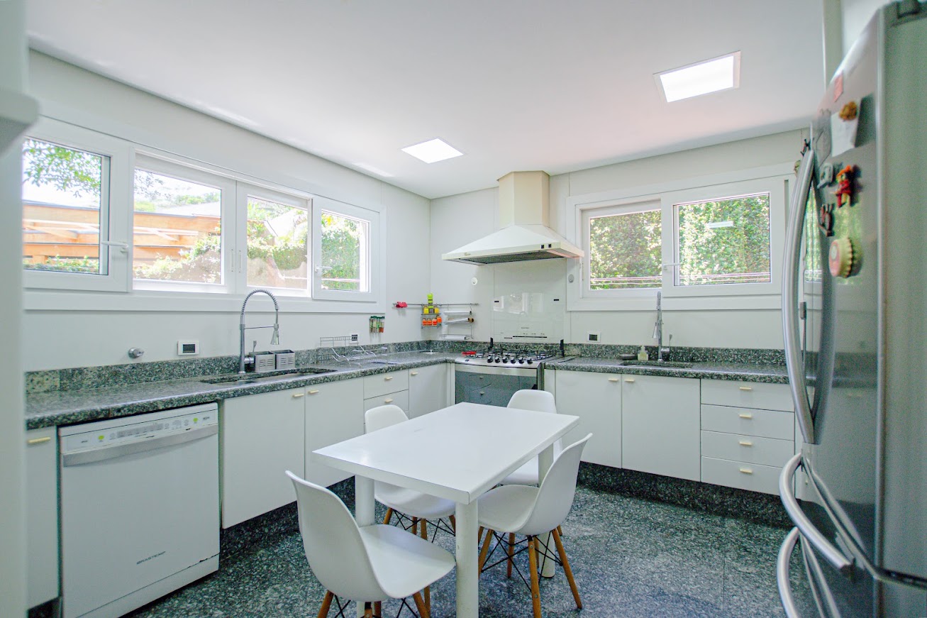 Casa com 4 Suítes, Piscina e Privacidade em Alphaville