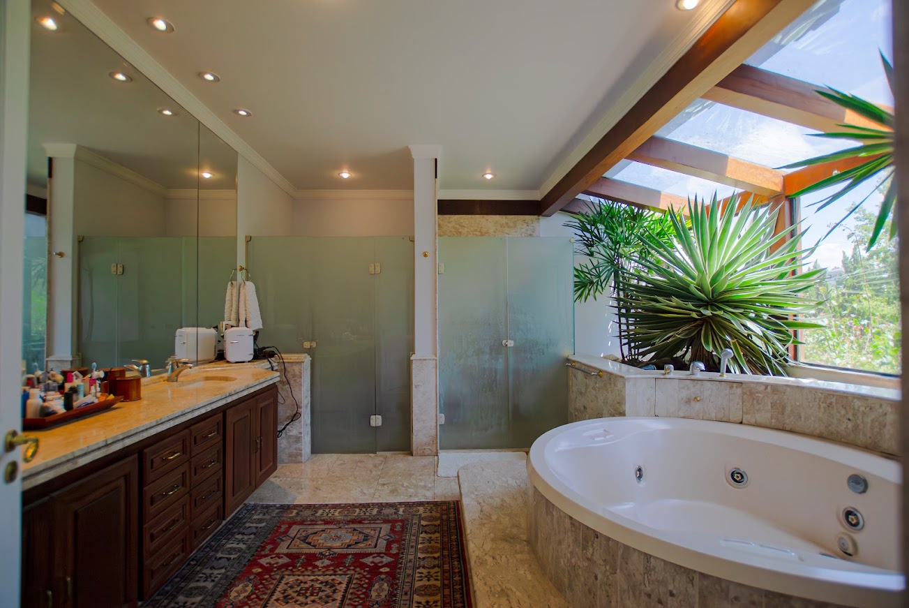 Casa com 4 Suítes, Piscina e Privacidade em Alphaville