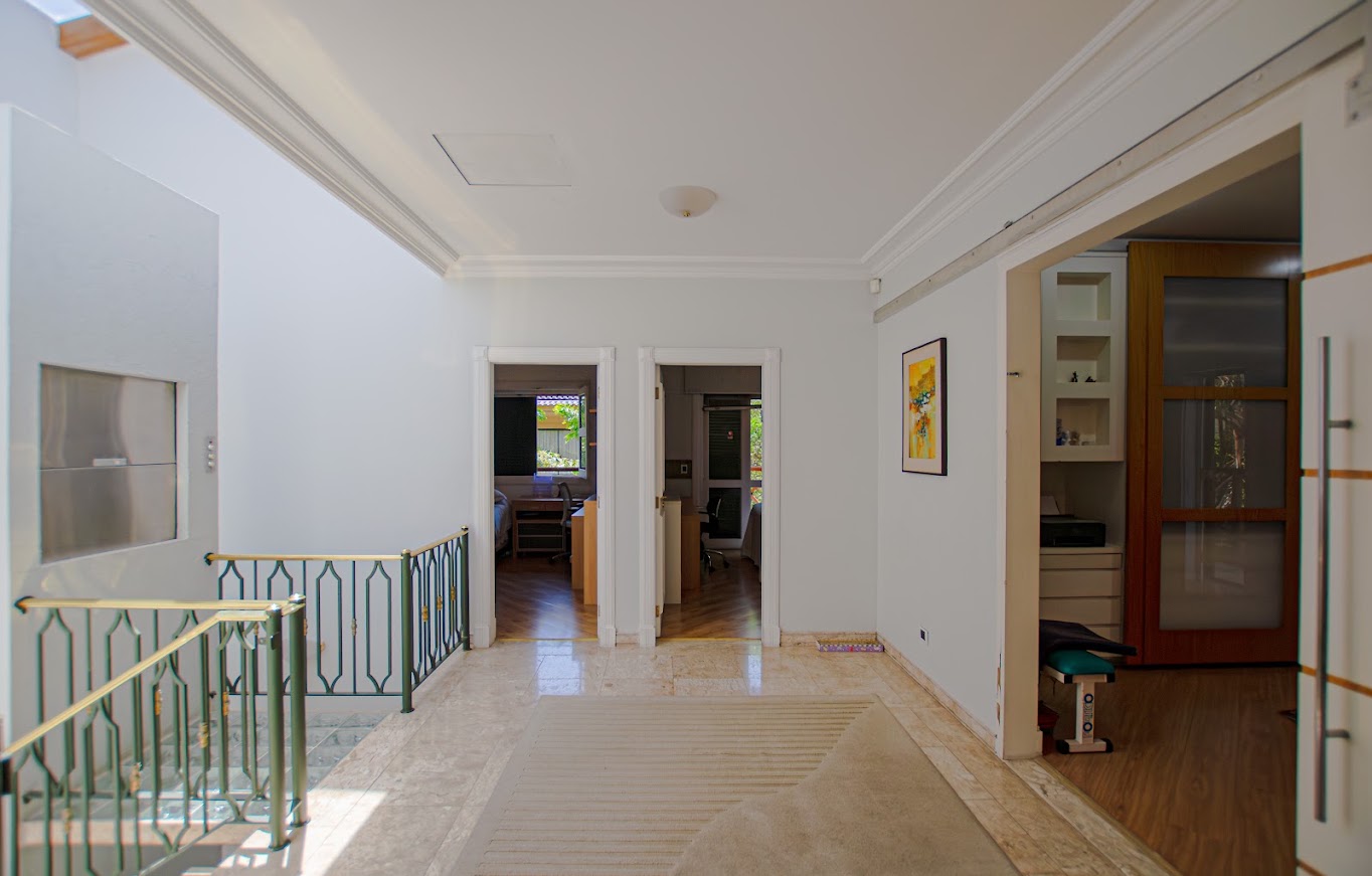 Casa com 4 Suítes, Piscina e Privacidade em Alphaville