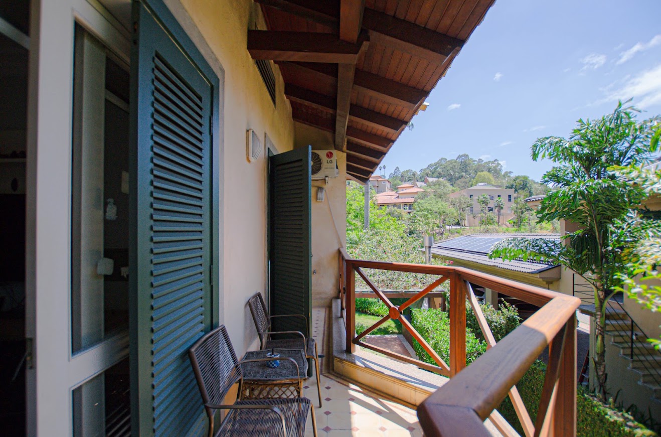 Casa com 4 Suítes, Piscina e Privacidade em Alphaville