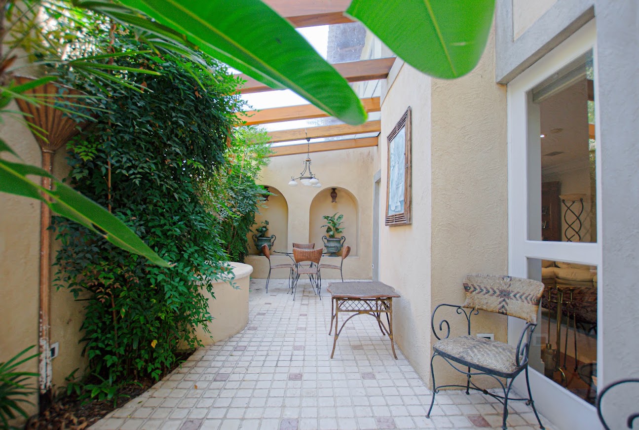 Casa com 4 Suítes, Piscina e Privacidade em Alphaville