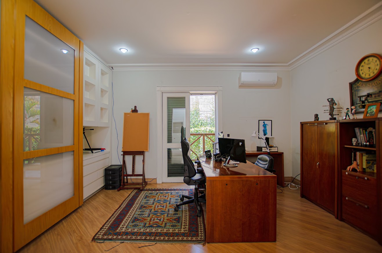 Casa com 4 Suítes, Piscina e Privacidade em Alphaville