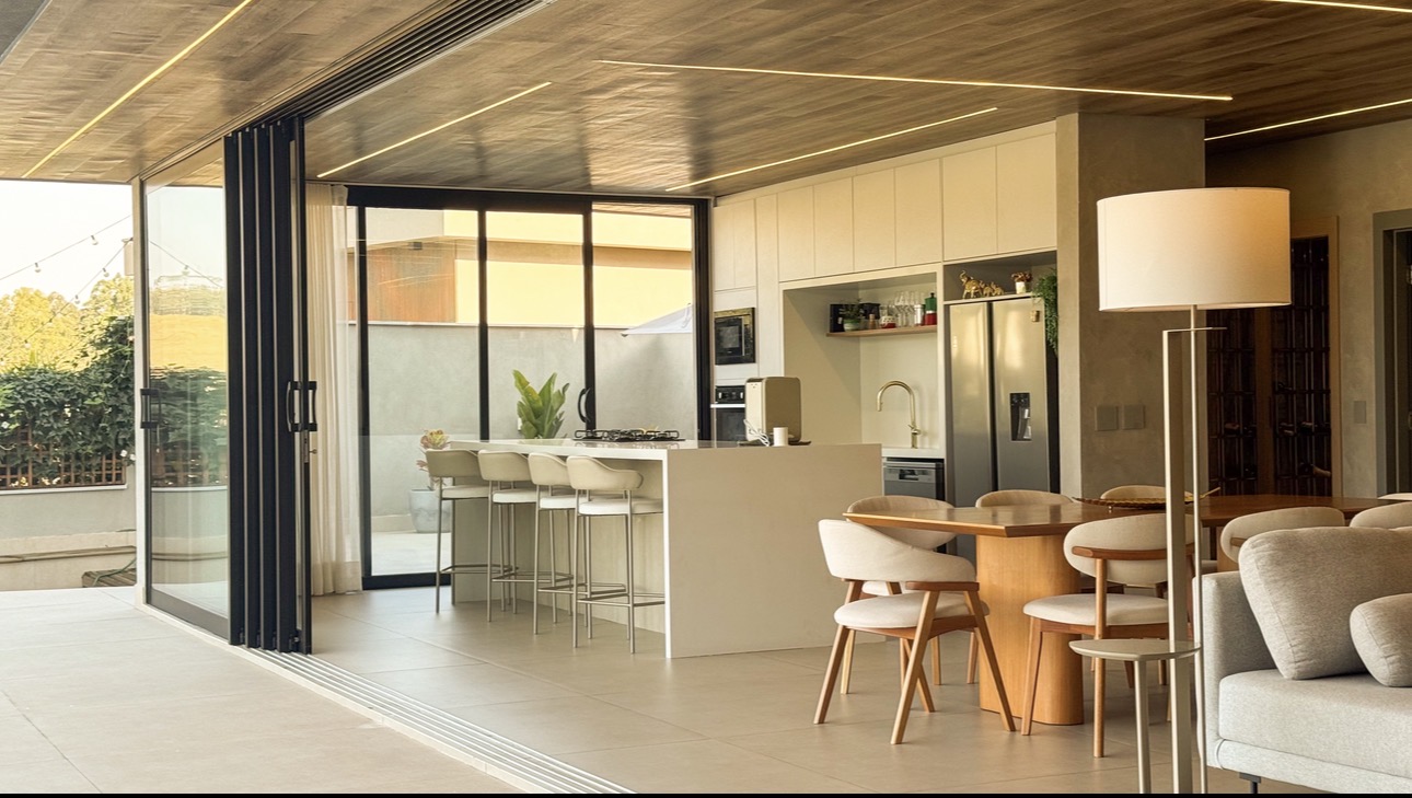 Casa de Esquina com 6 Suítes à Venda no Tamboré 11 | Alphaville