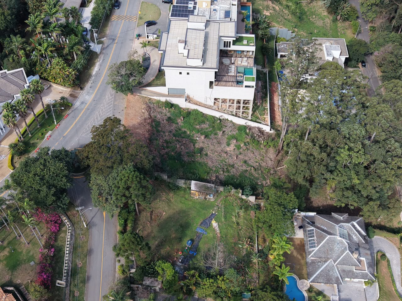Terreno em declive com vista no Tamboré 1