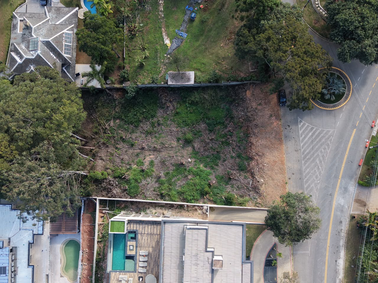 Terreno em declive com vista no Tamboré 1
