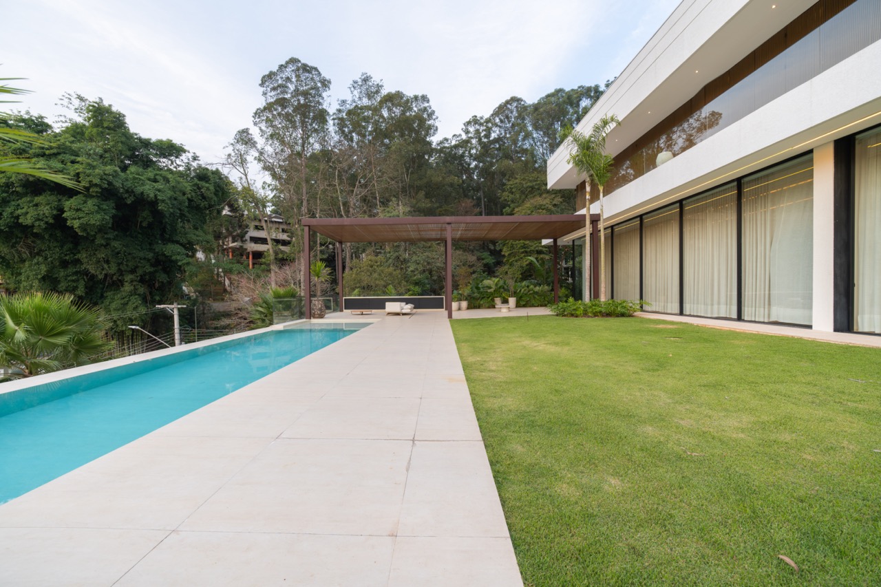 Casa Madeira - Alto luxo no Tamboré 1!