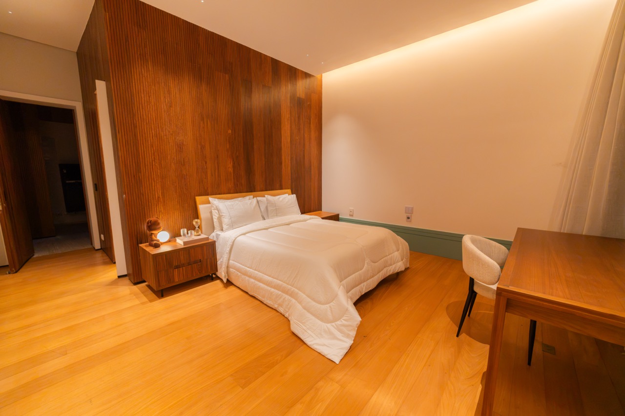 Casa Madeira - Alto luxo no Tamboré 1!