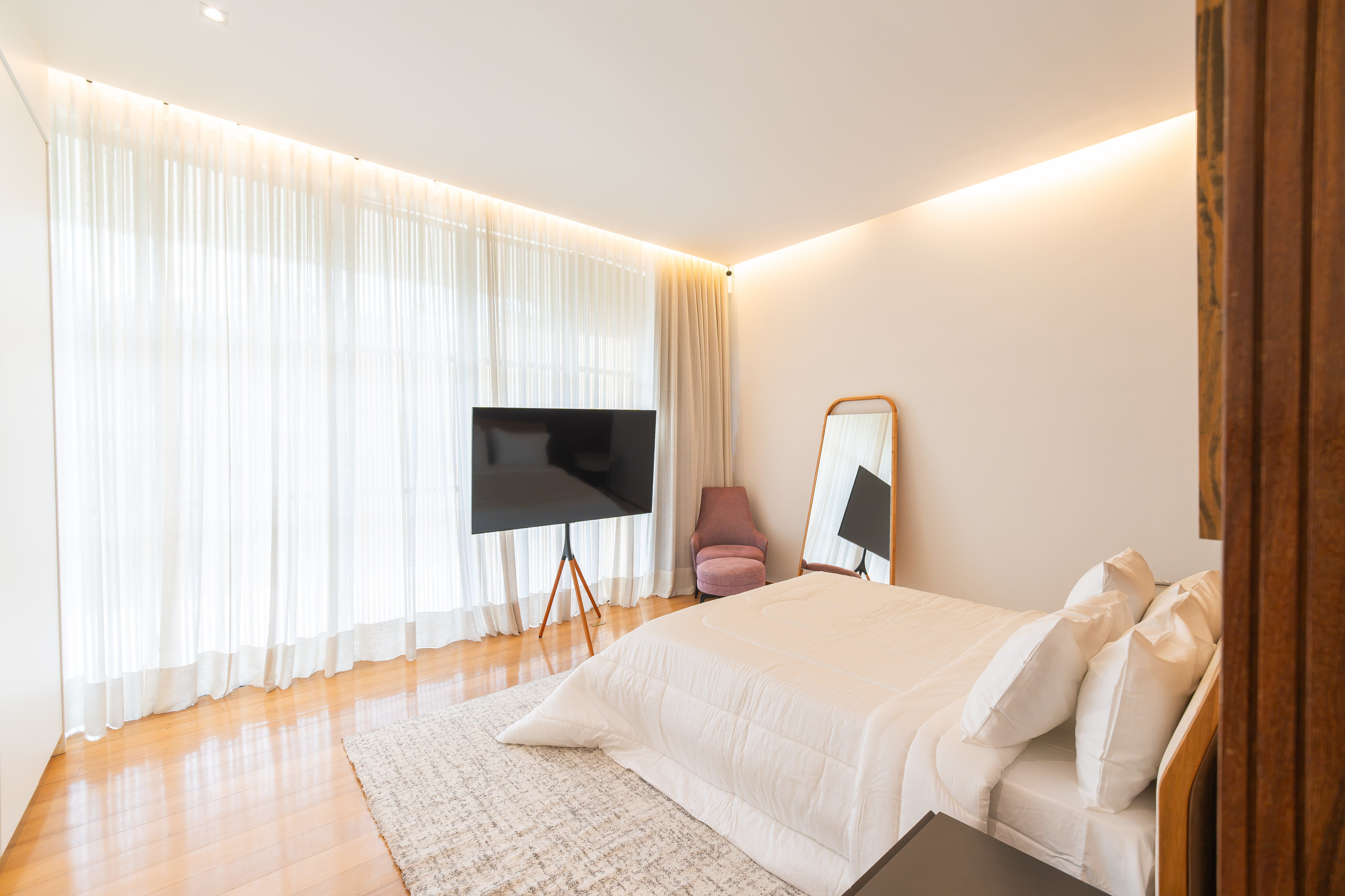 Casa Madeira - Alto luxo no Tamboré 1!