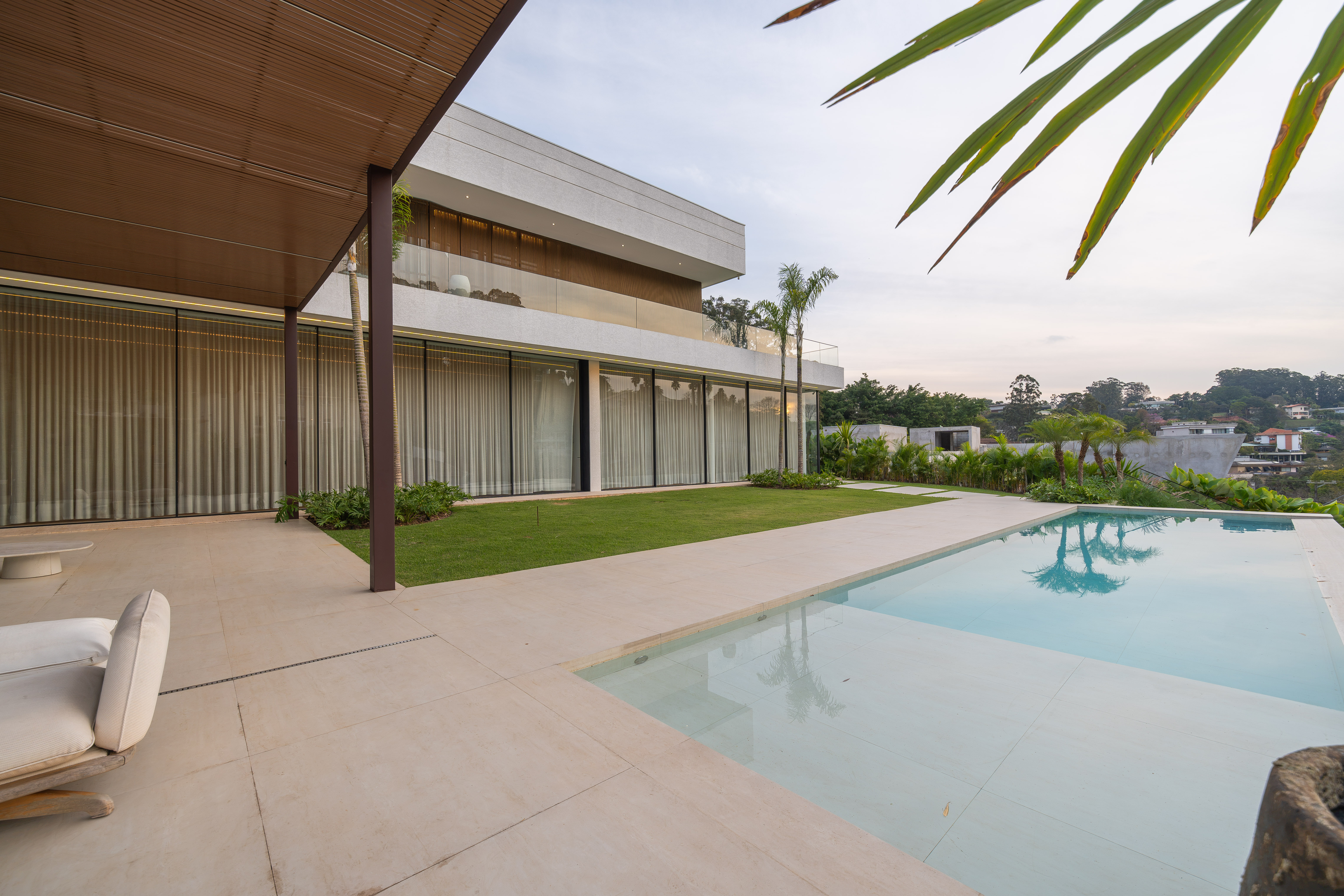 Casa Madeira - Alto luxo no Tamboré 1!