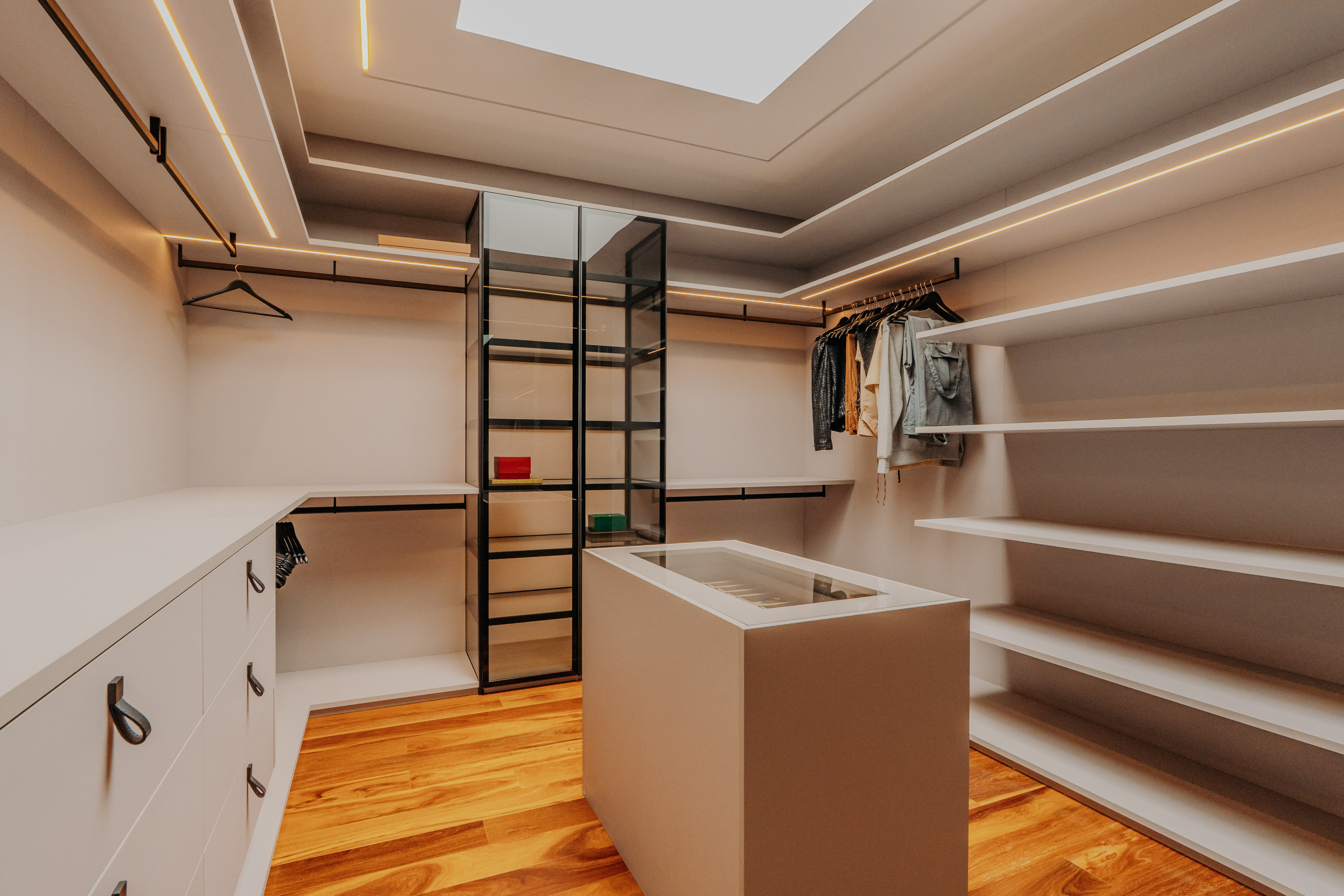 CASA CONTEMPORÂNEA MOBILIADA COM VISTA PERMANENTE - GÊNESIS 2
