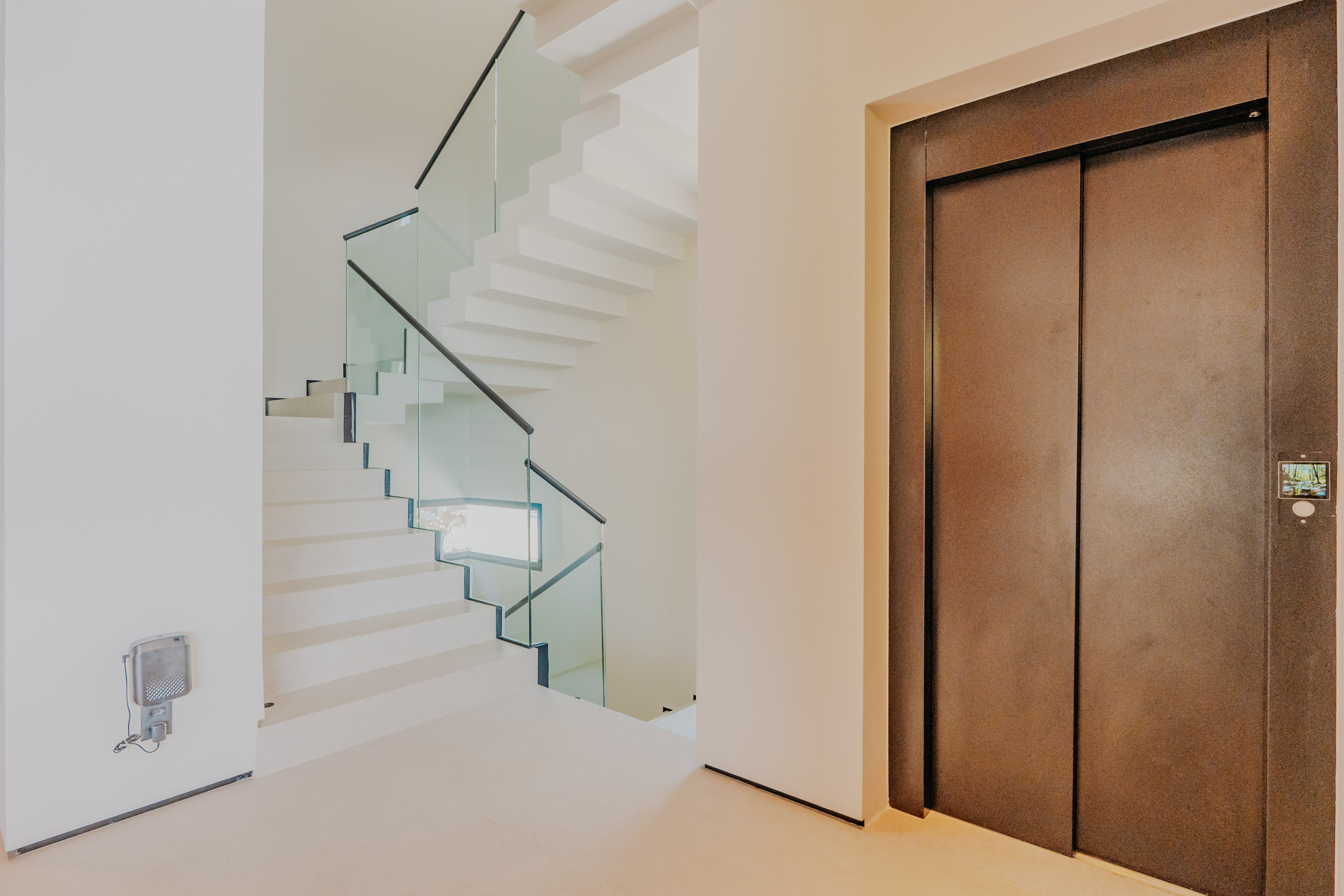 CASA CONTEMPORÂNEA MOBILIADA COM VISTA PERMANENTE - GÊNESIS 2