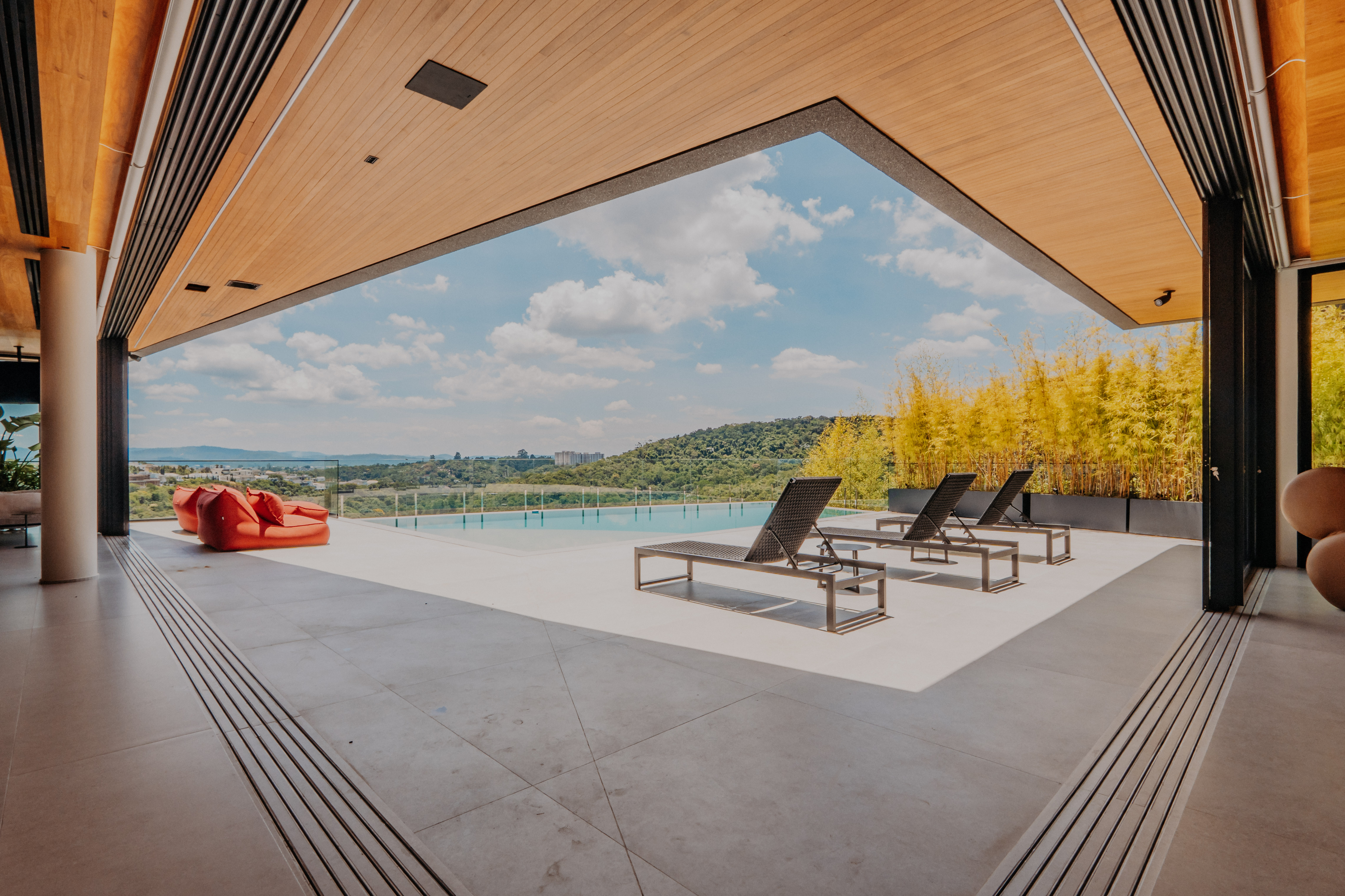 CASA CONTEMPORÂNEA MOBILIADA COM VISTA PERMANENTE - GÊNESIS 2