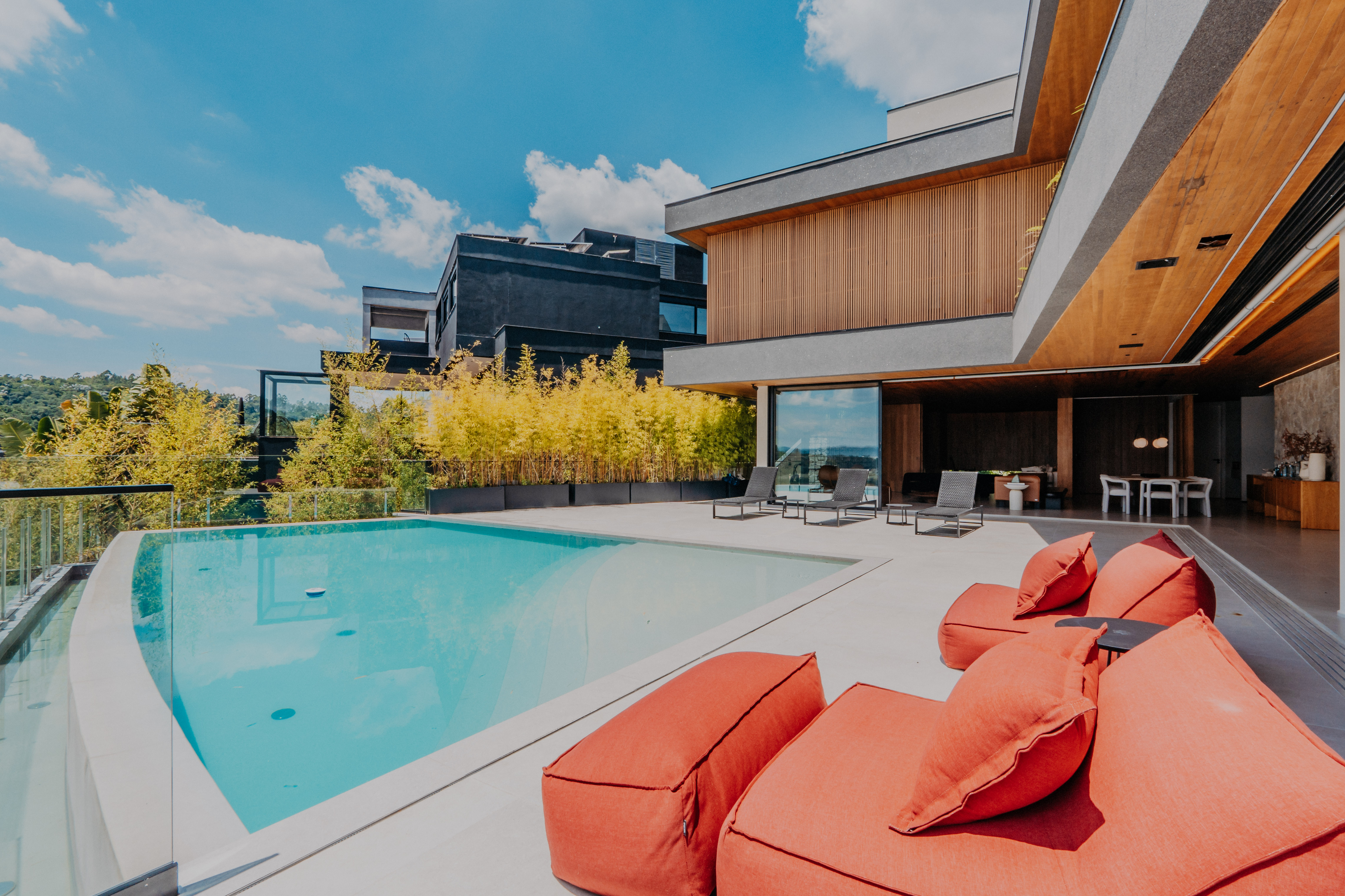 CASA CONTEMPORÂNEA MOBILIADA COM VISTA PERMANENTE - GÊNESIS 2
