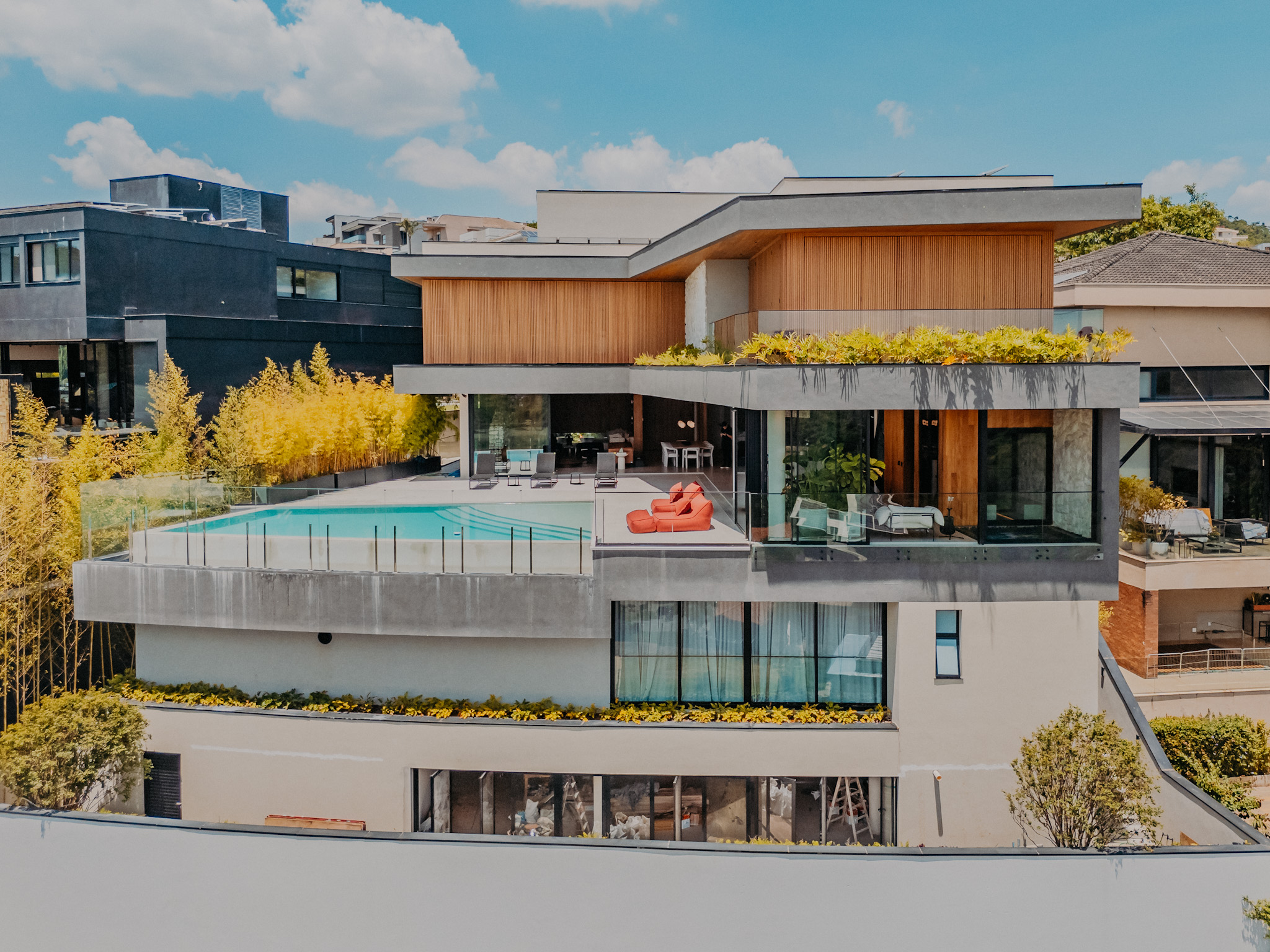 CASA CONTEMPORÂNEA MOBILIADA COM VISTA PERMANENTE - GÊNESIS 2