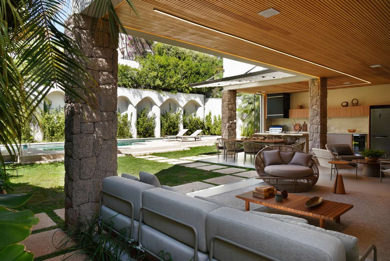 Casa mobiliada em tons naturais - Residencial Melville - Alphaville SP