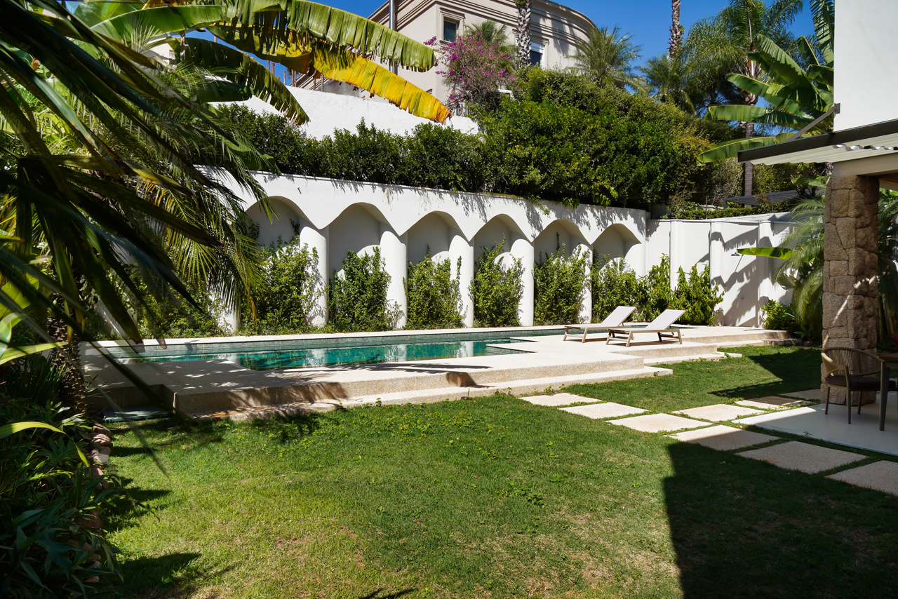 Casa mobiliada em tons naturais - Residencial Melville - Alphaville SP