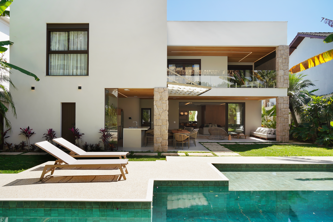 Casa mobiliada em tons naturais - Residencial Melville - Alphaville SP