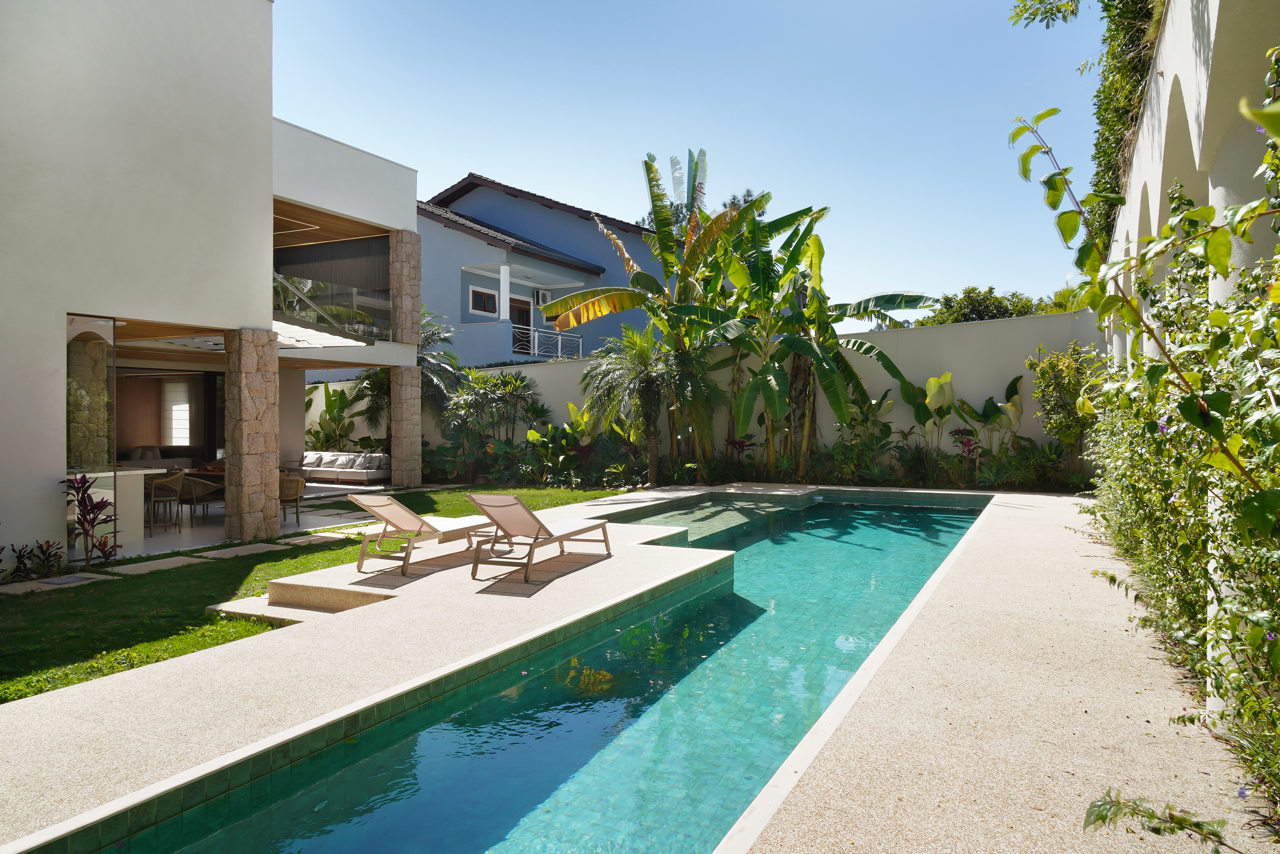 Casa mobiliada em tons naturais - Residencial Melville - Alphaville SP