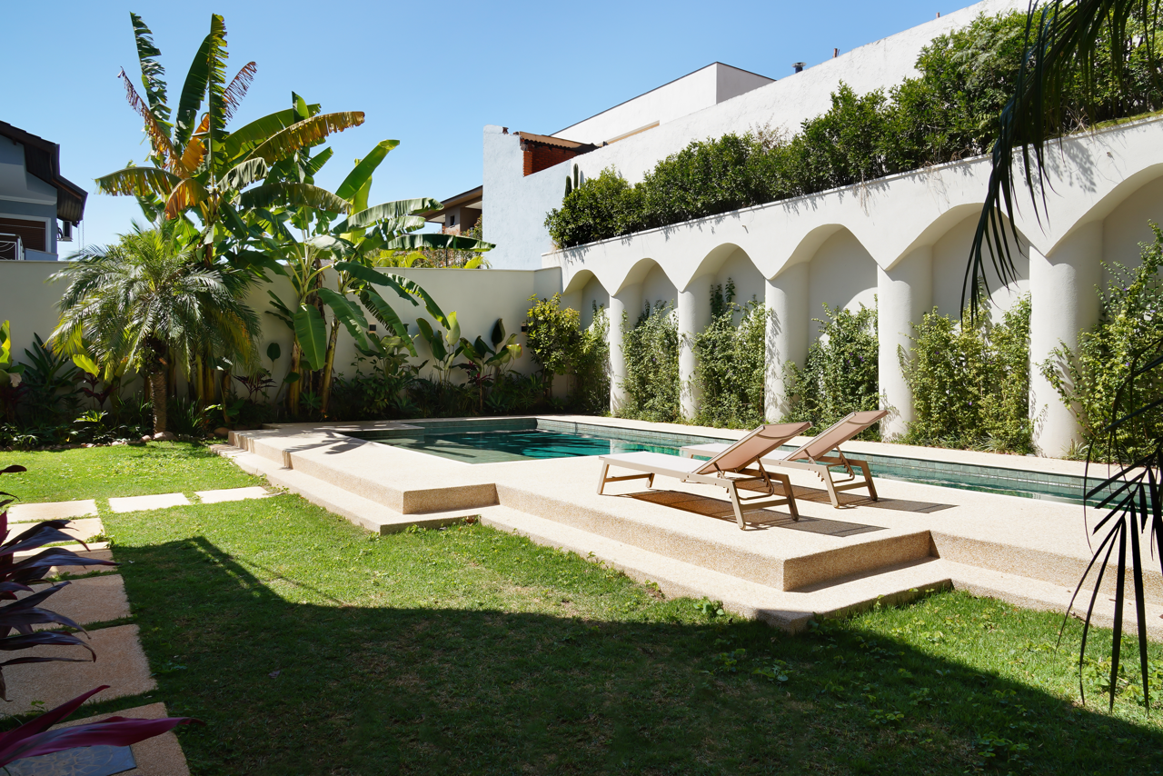 Casa mobiliada em tons naturais - Residencial Melville - Alphaville SP