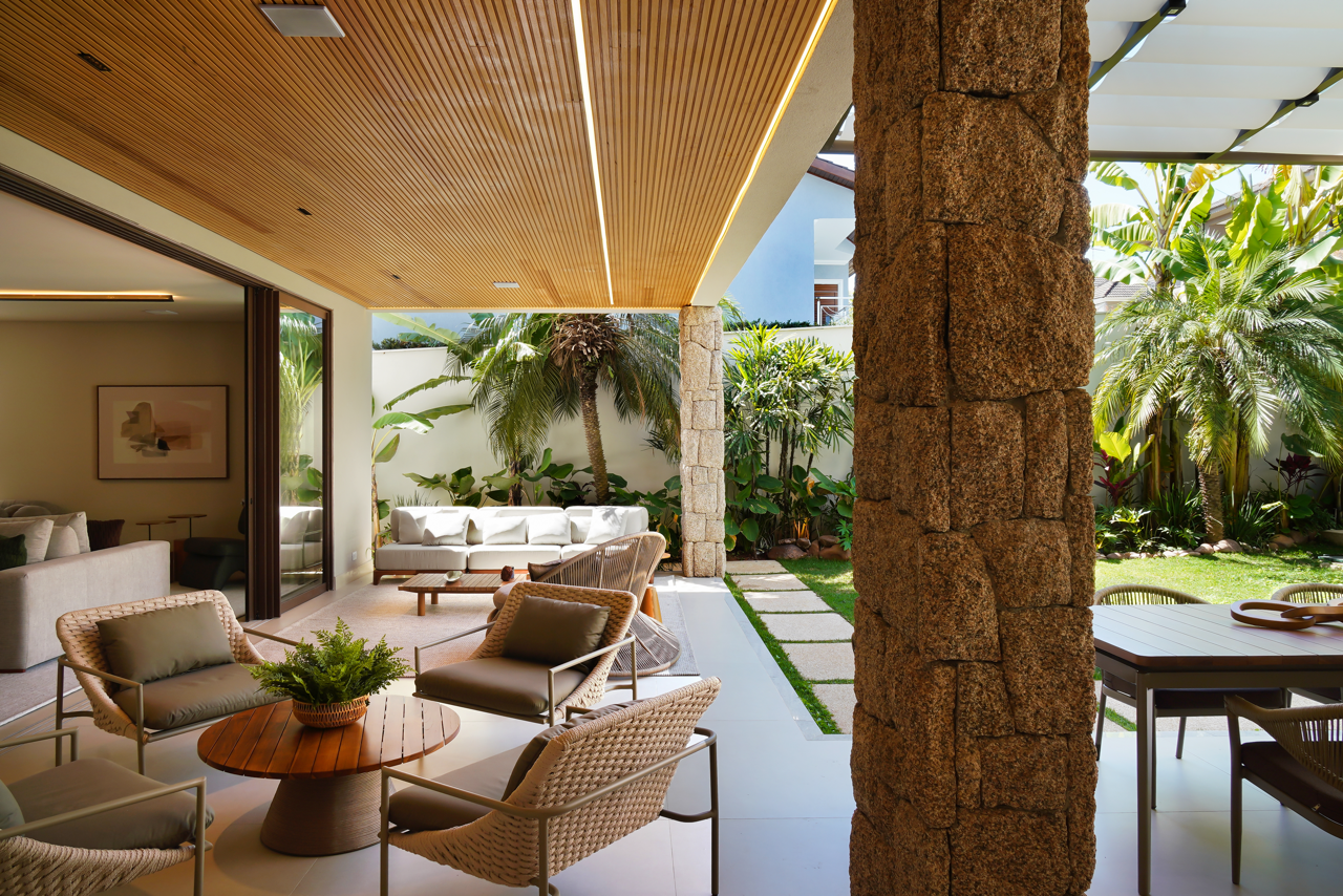 Casa mobiliada em tons naturais - Residencial Melville - Alphaville SP