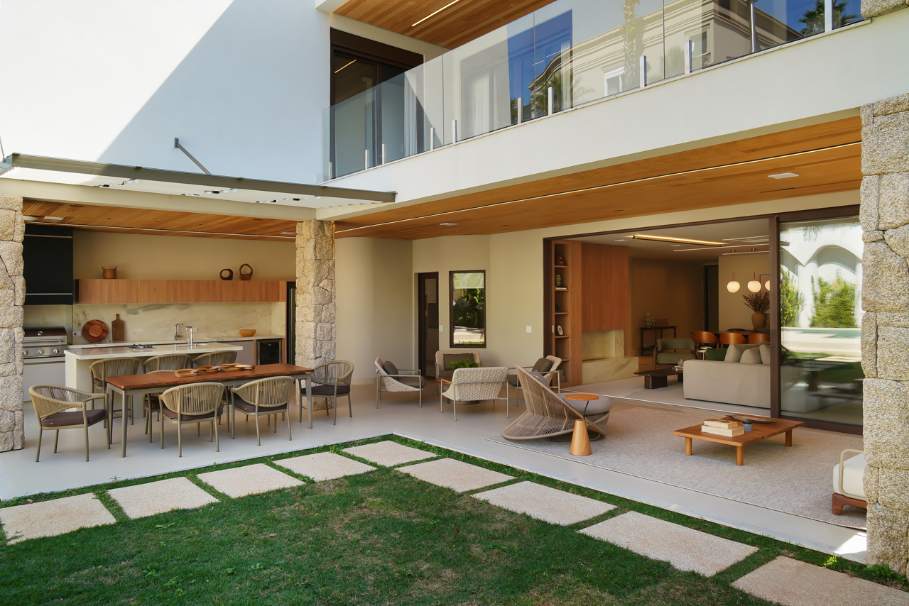 Casa mobiliada em tons naturais - Residencial Melville - Alphaville SP