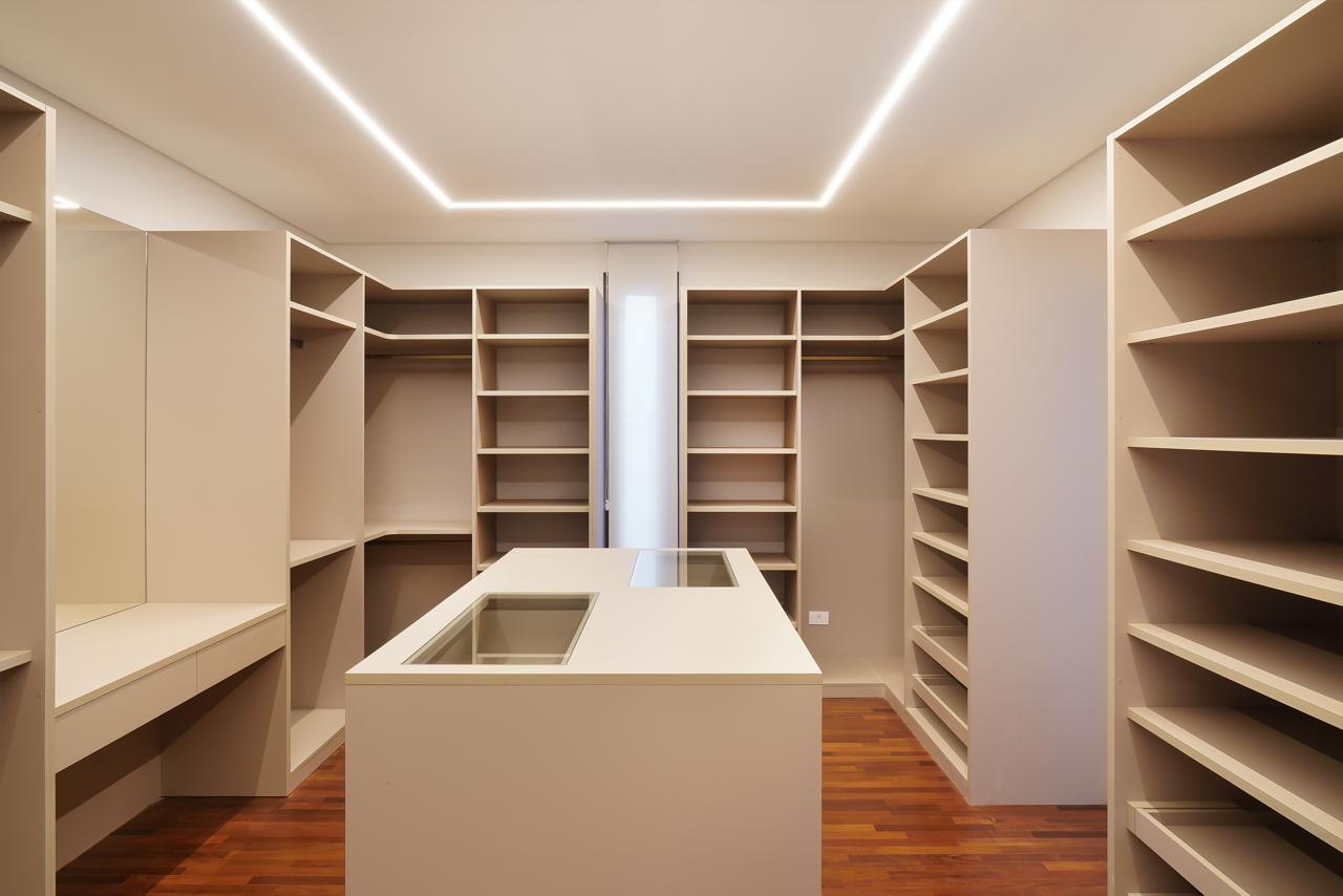 Casa mobiliada em tons naturais - Residencial Melville - Alphaville SP